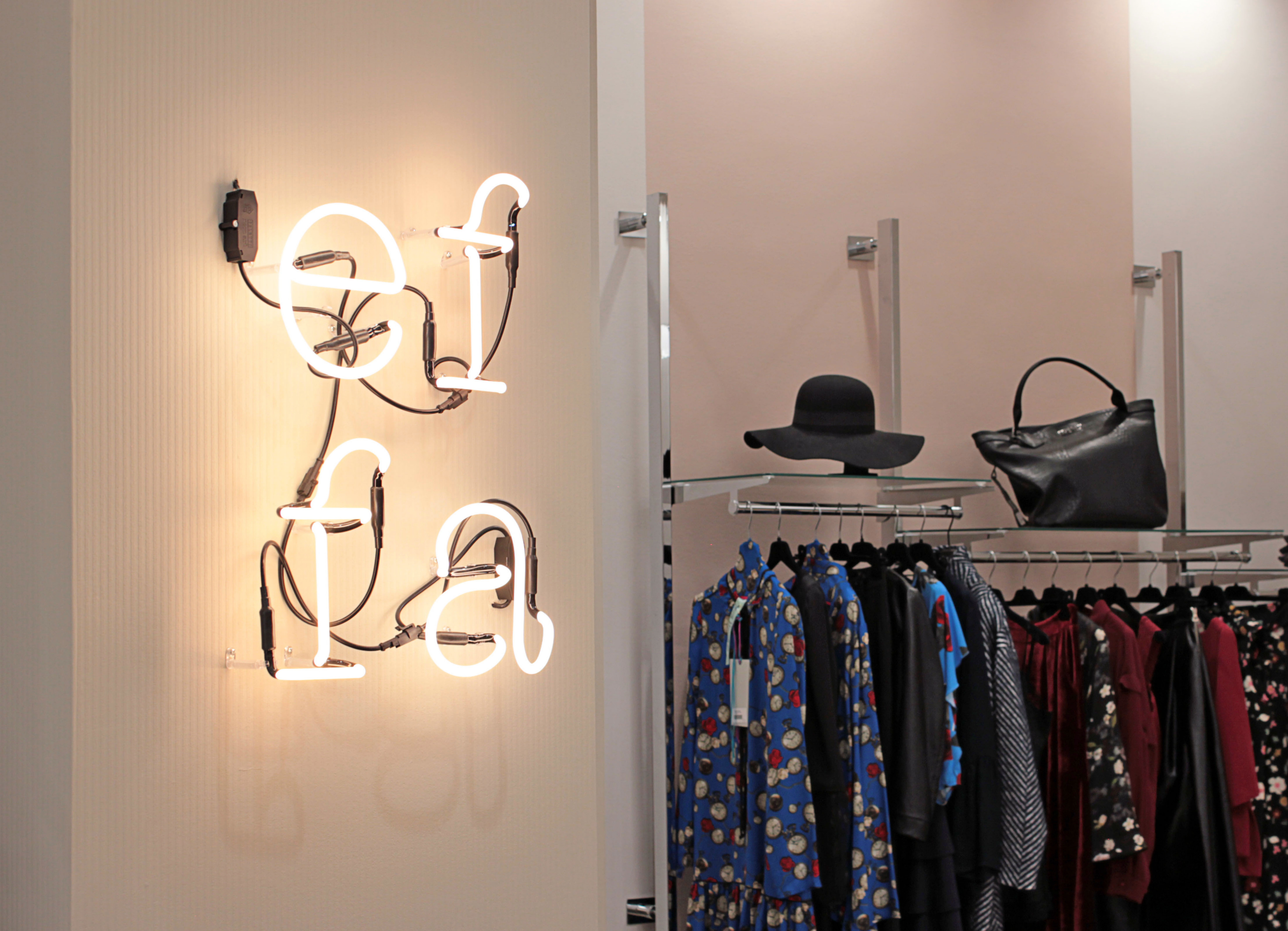 2017 年完成的 E.F.F.A 精品店室内设计案例-0