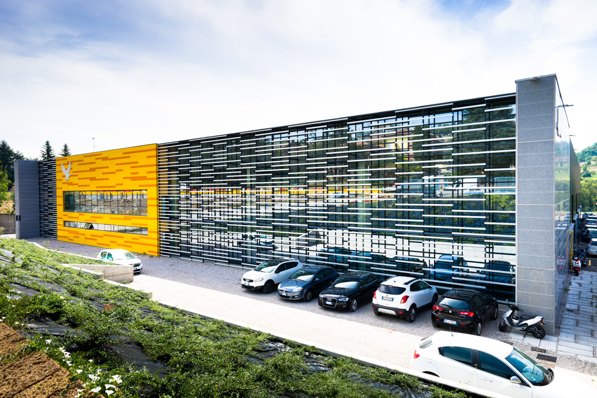 意式工厂变身透明地标,绿色办公新概念-1