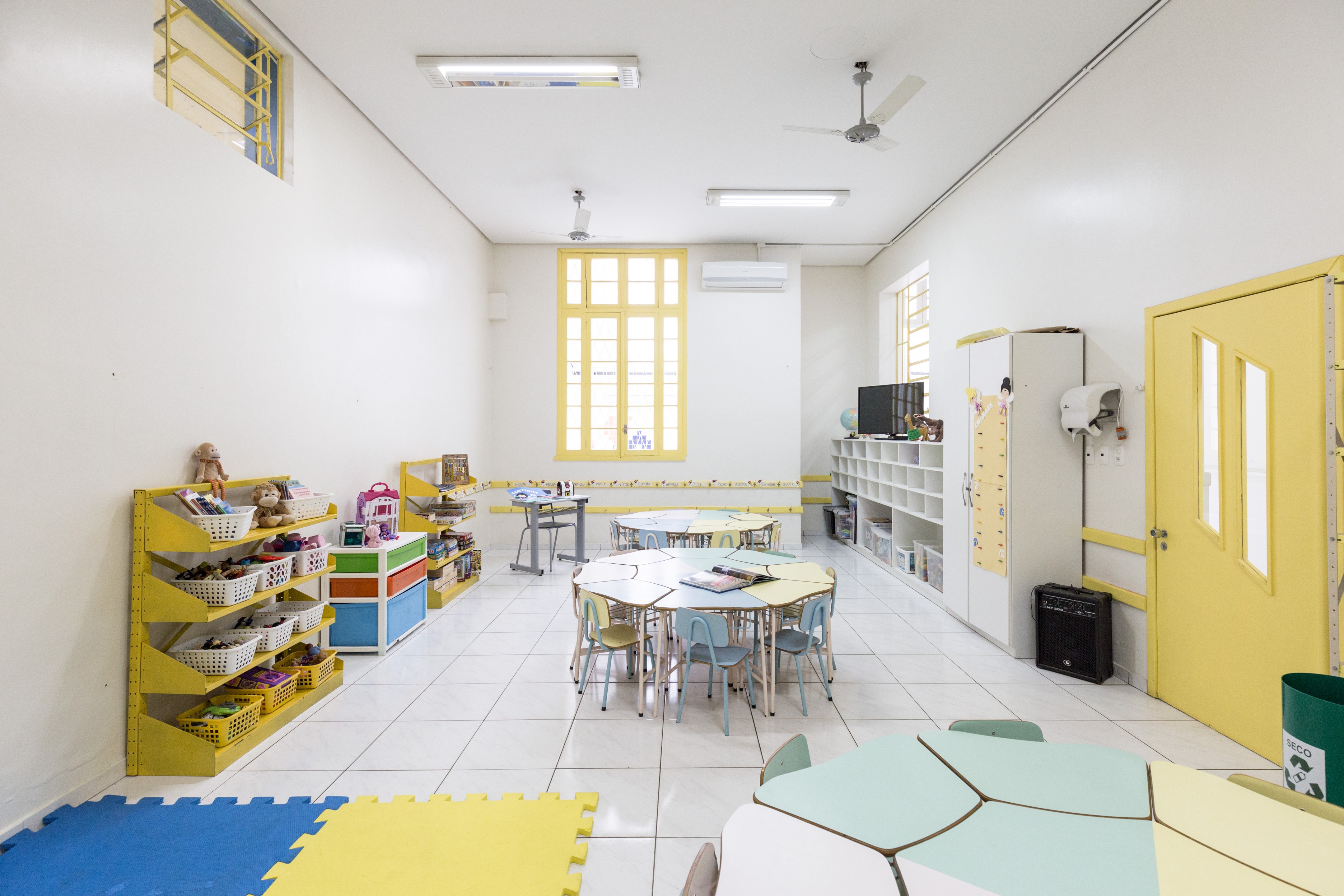 巴西幼儿园色彩斑斓的空间设计-34