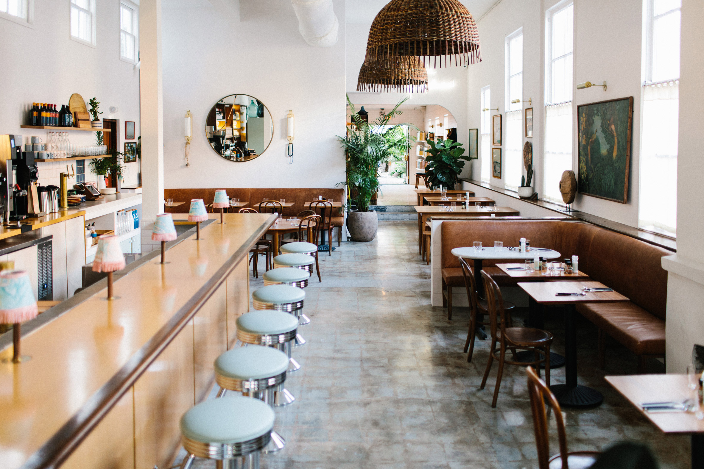 查尔斯顿历史建筑中的现代餐厅改造-3