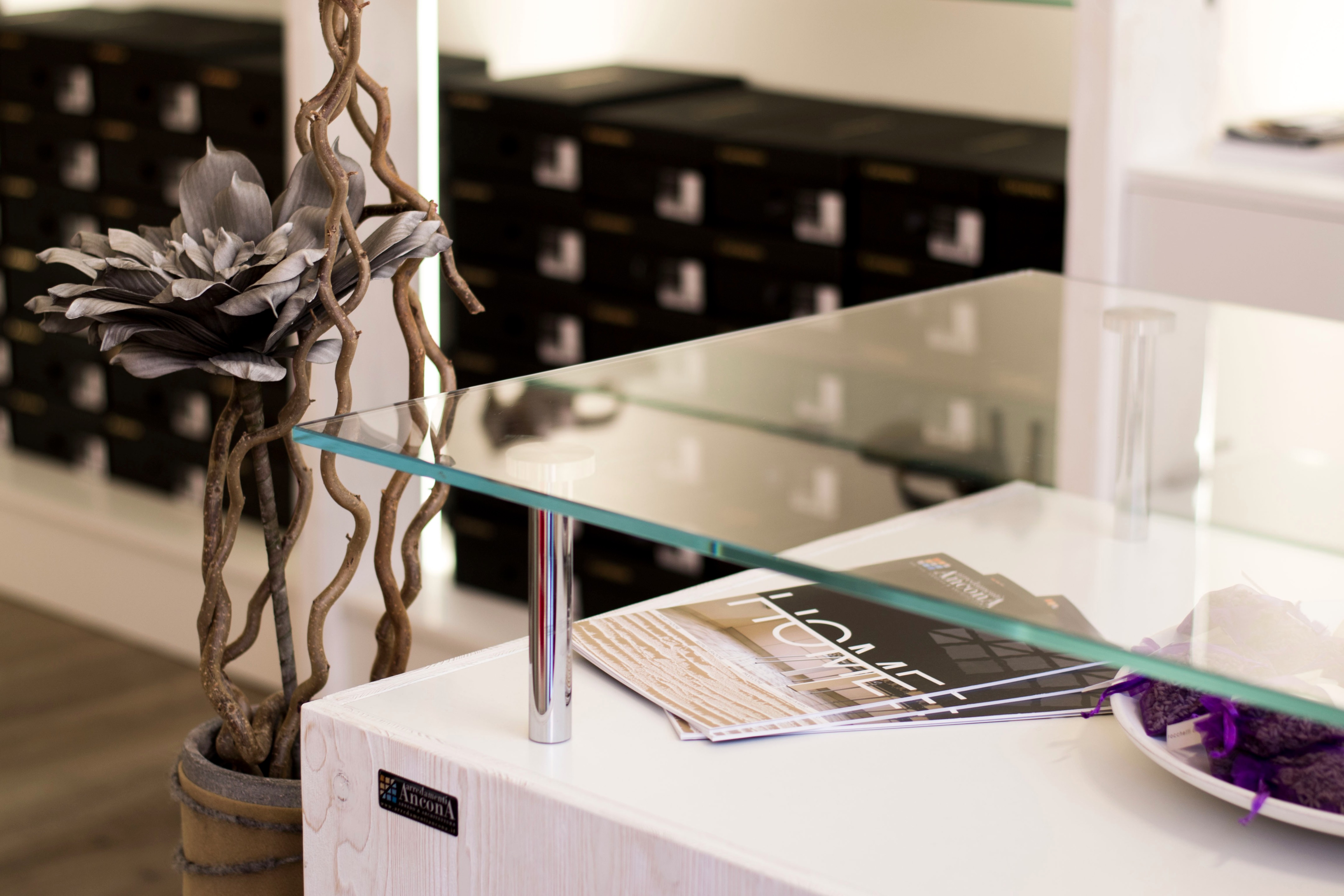 海滩边的"皮革"变身，打造全年展示优雅的鞋子店-21