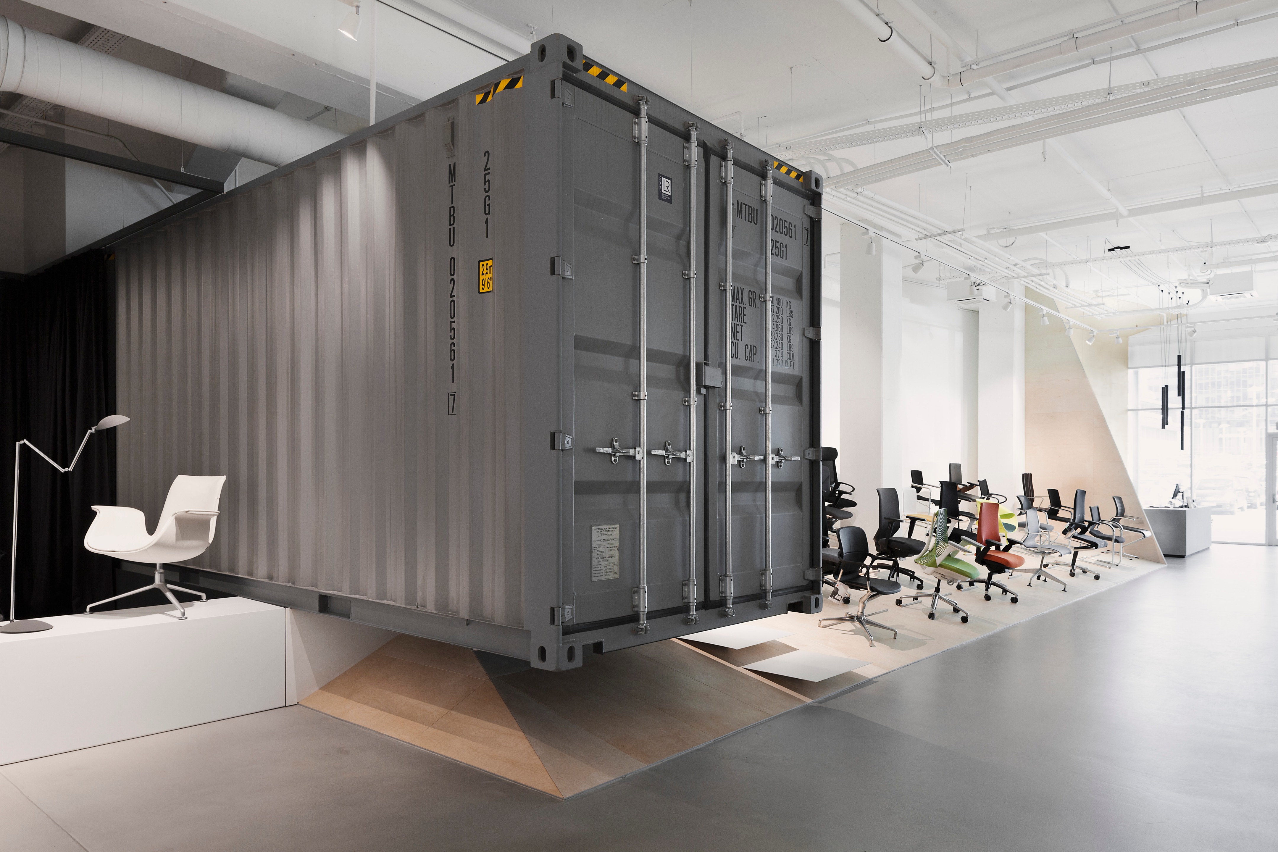 废旧集装箱打造时尚办公空间-19