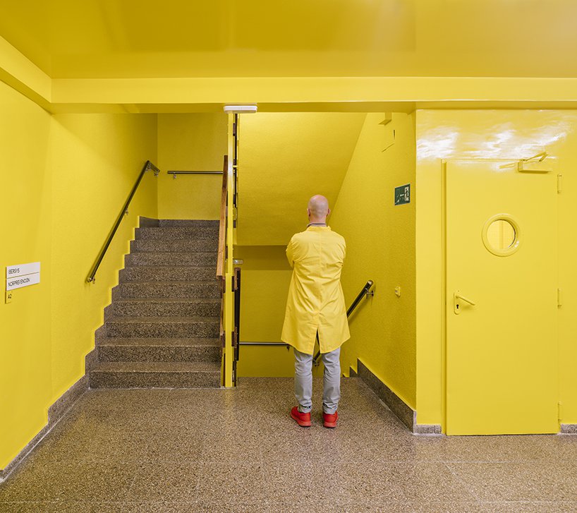 MARIANO用鲜艳的颜色修复了一座马德里现有的办公楼-3