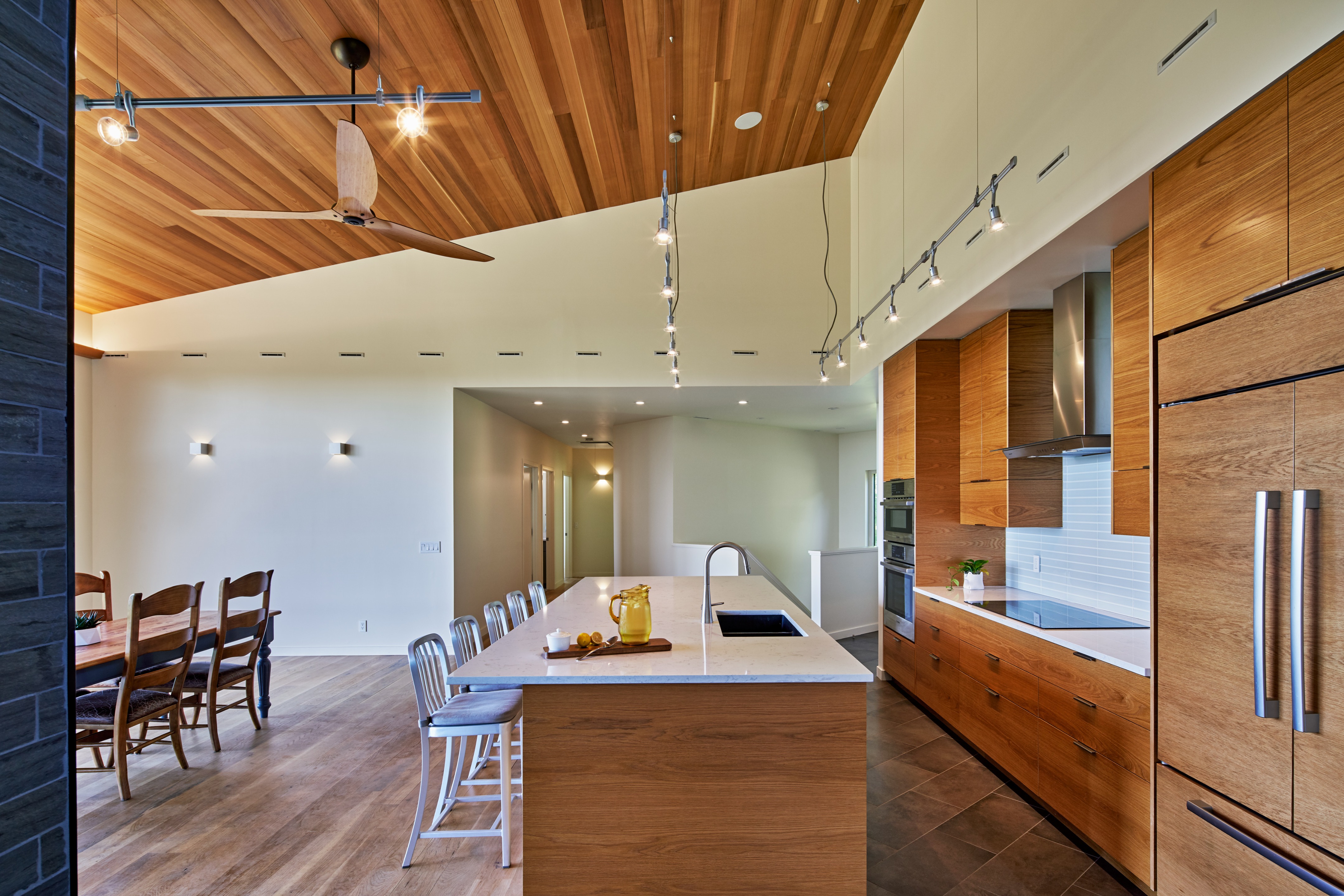 Hawksview | 悬浮在山坡上的多代共享家园-23