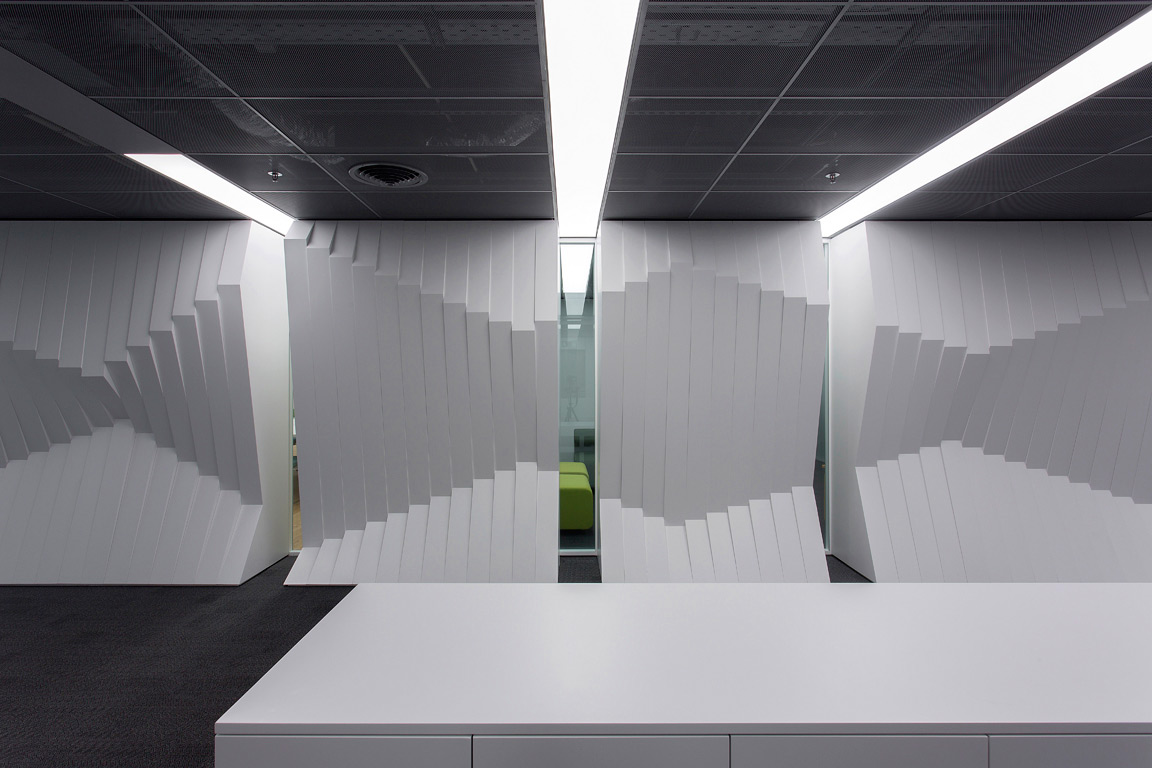 挪威驻雅典大使馆 | 现代轻盈，自然日光与传统针织的融合-0