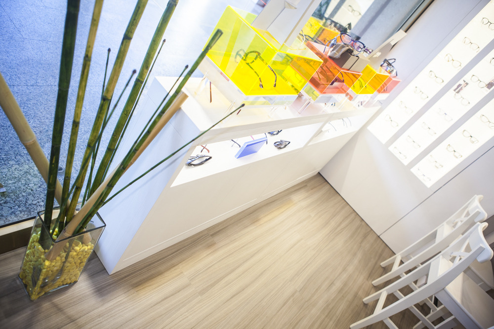 自然绿意融入的定制家具光学商店设计-22