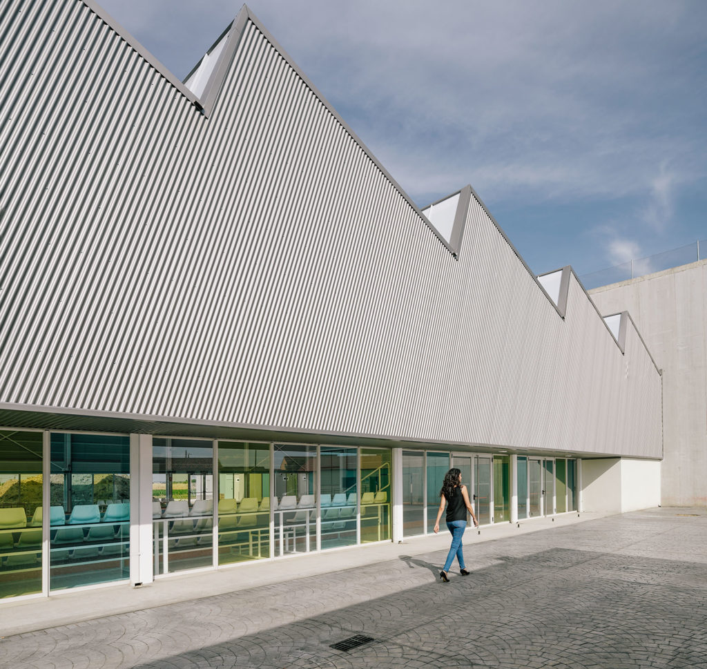 乡间悬浮的运动中心-2