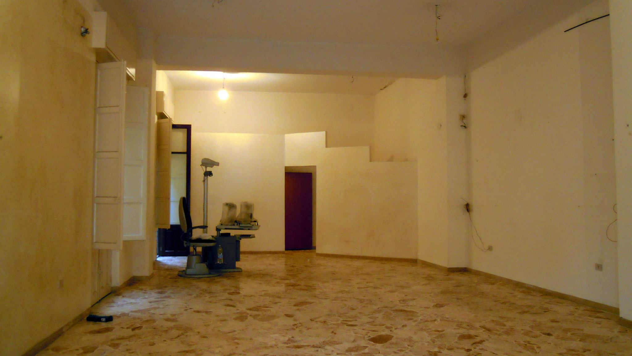 量身定制货架的 110 平米店铺翻新设计-1