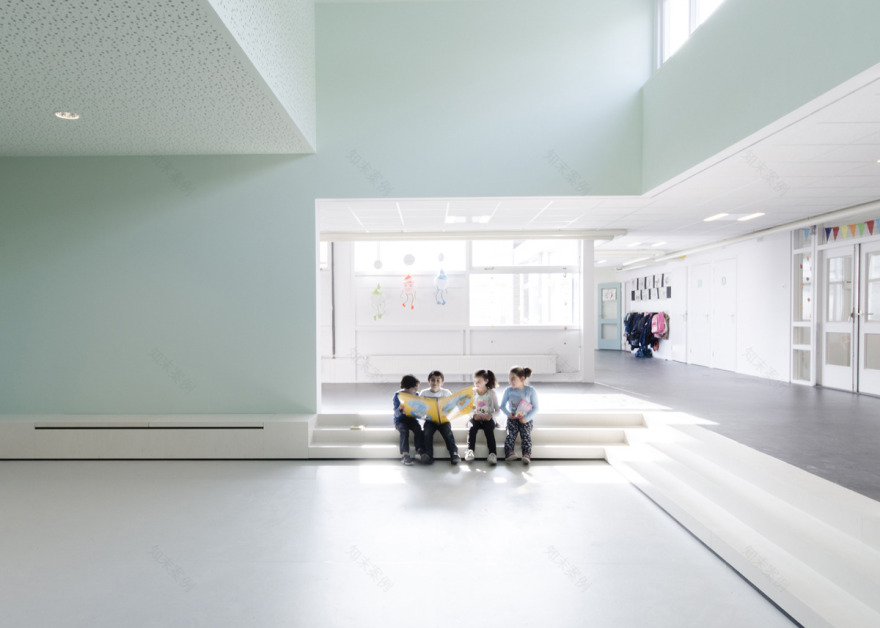 荷兰哈勒姆小学翻新逆袭,绿色走廊里的学习新天地-2