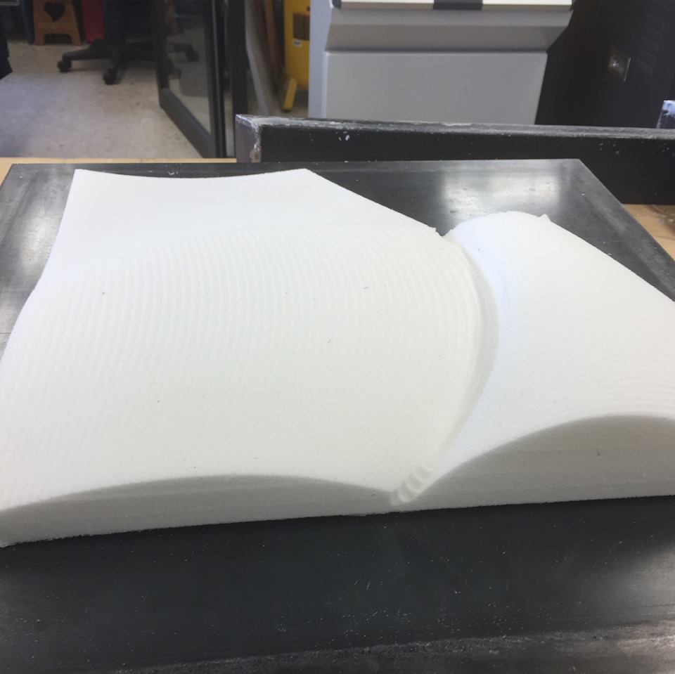 五块混凝土碑构建的抽象艺术装置-11