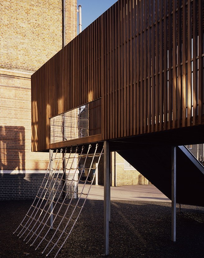 伦敦 Chisenhale 小学空中游乐场 | 创新设计,激发儿童创造力-0