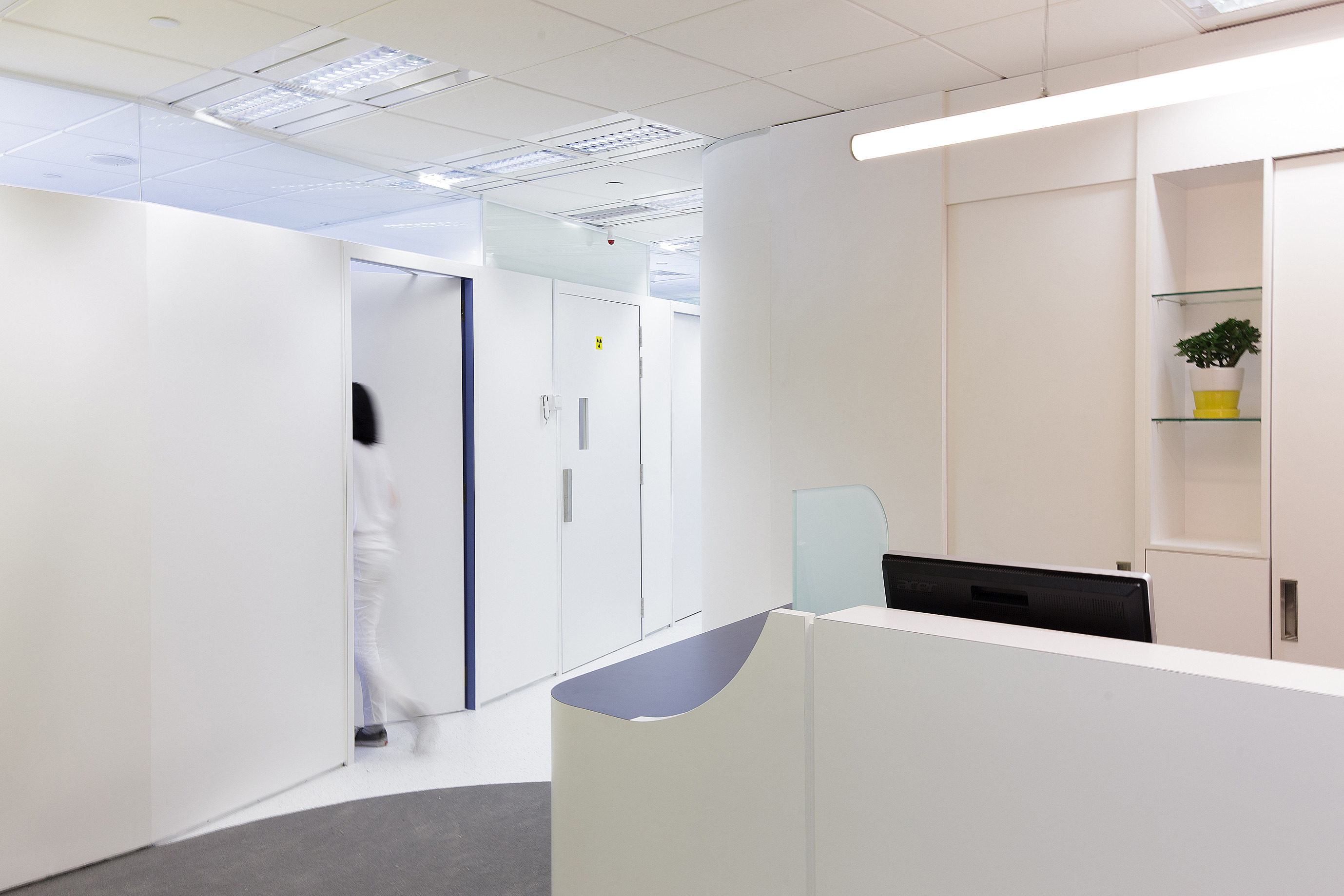 共享空间,自然光与高效操作的口腔诊所设计-0