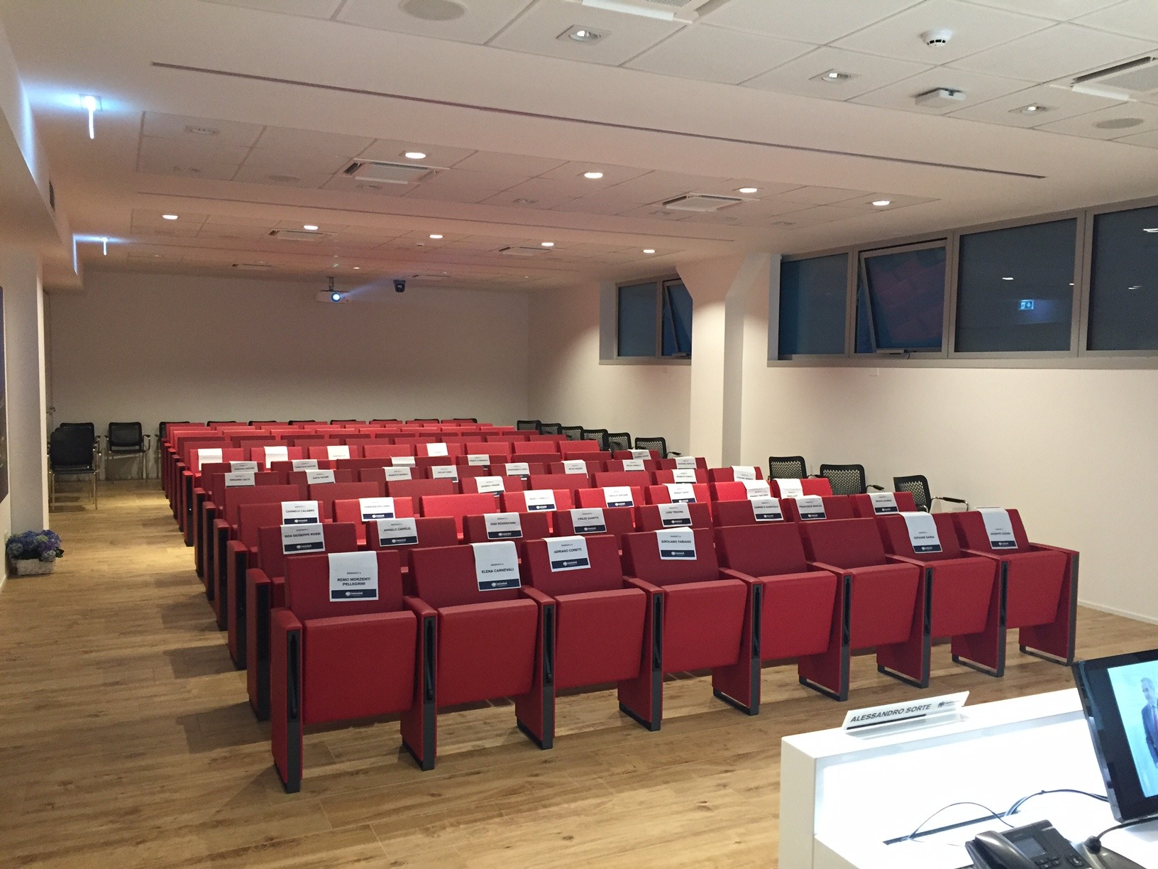 重塑办公空间典范 · 米兰某办公楼翻新-14