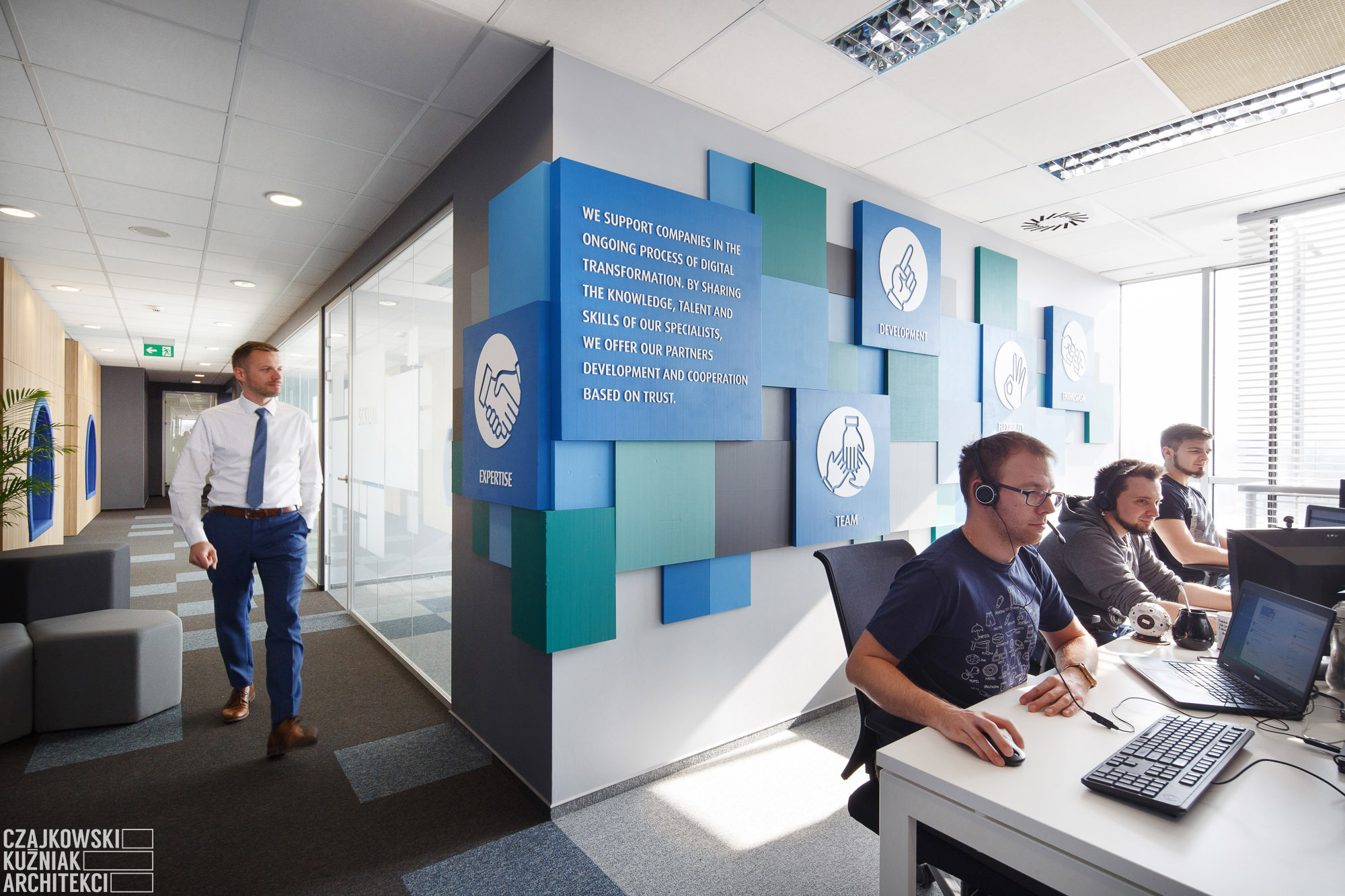 打造"JCommerce 2"公司卡托维兹办公室的室内设计-5