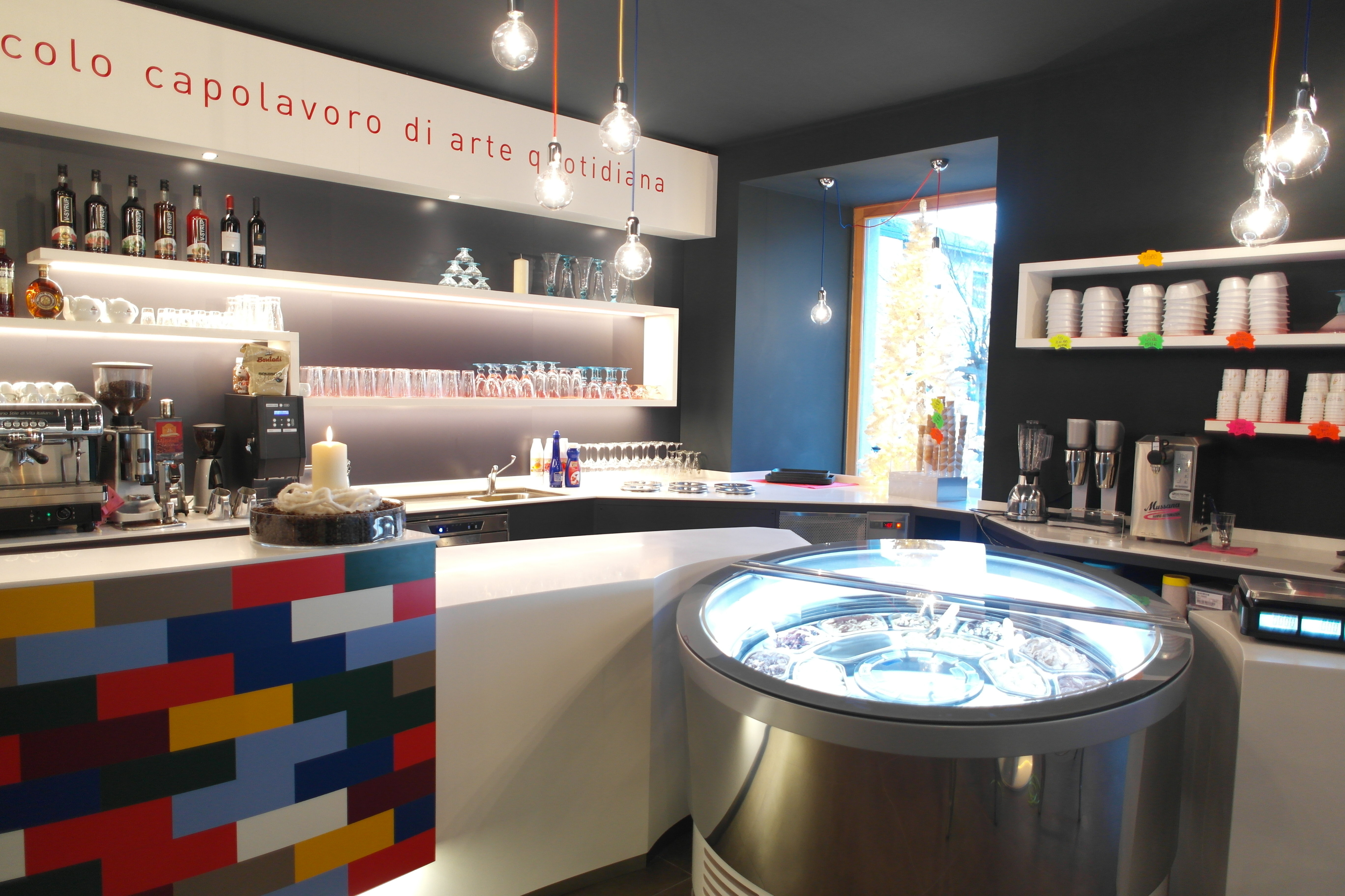 创意玩具店里的意大利手工冰淇淋-3