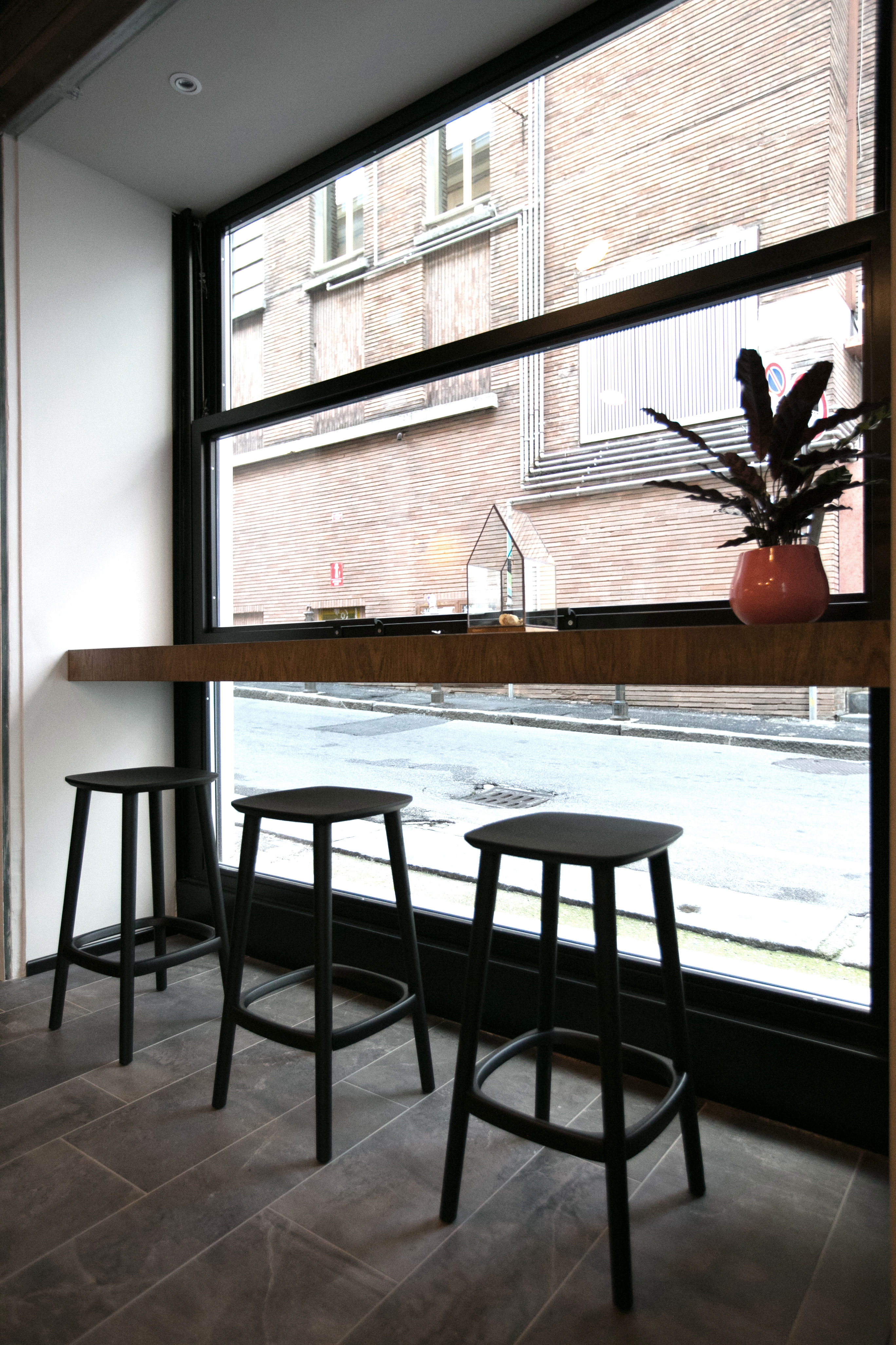 意式咖啡馆室内设计 · 精致烘培展示空间-11