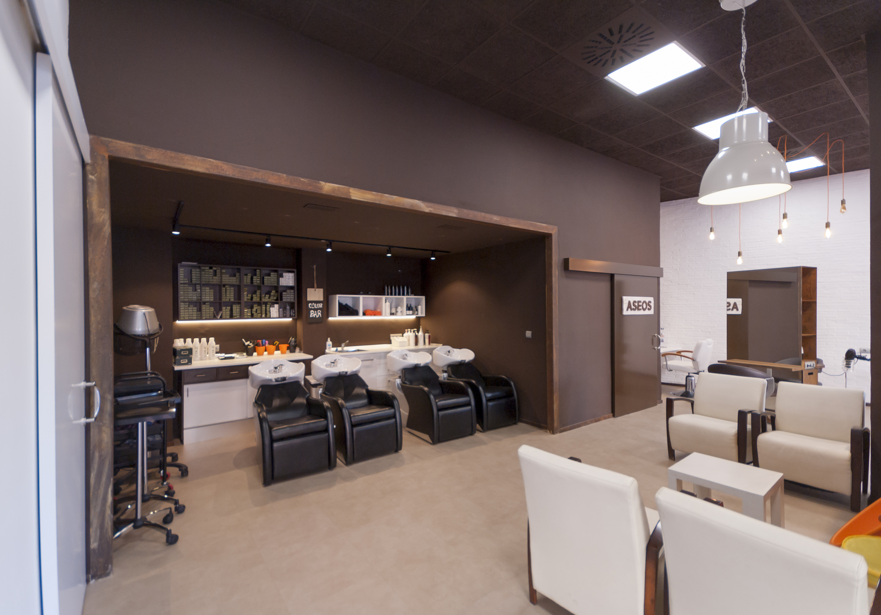 钢制装饰的 Sandra Soler 发廊设计-5