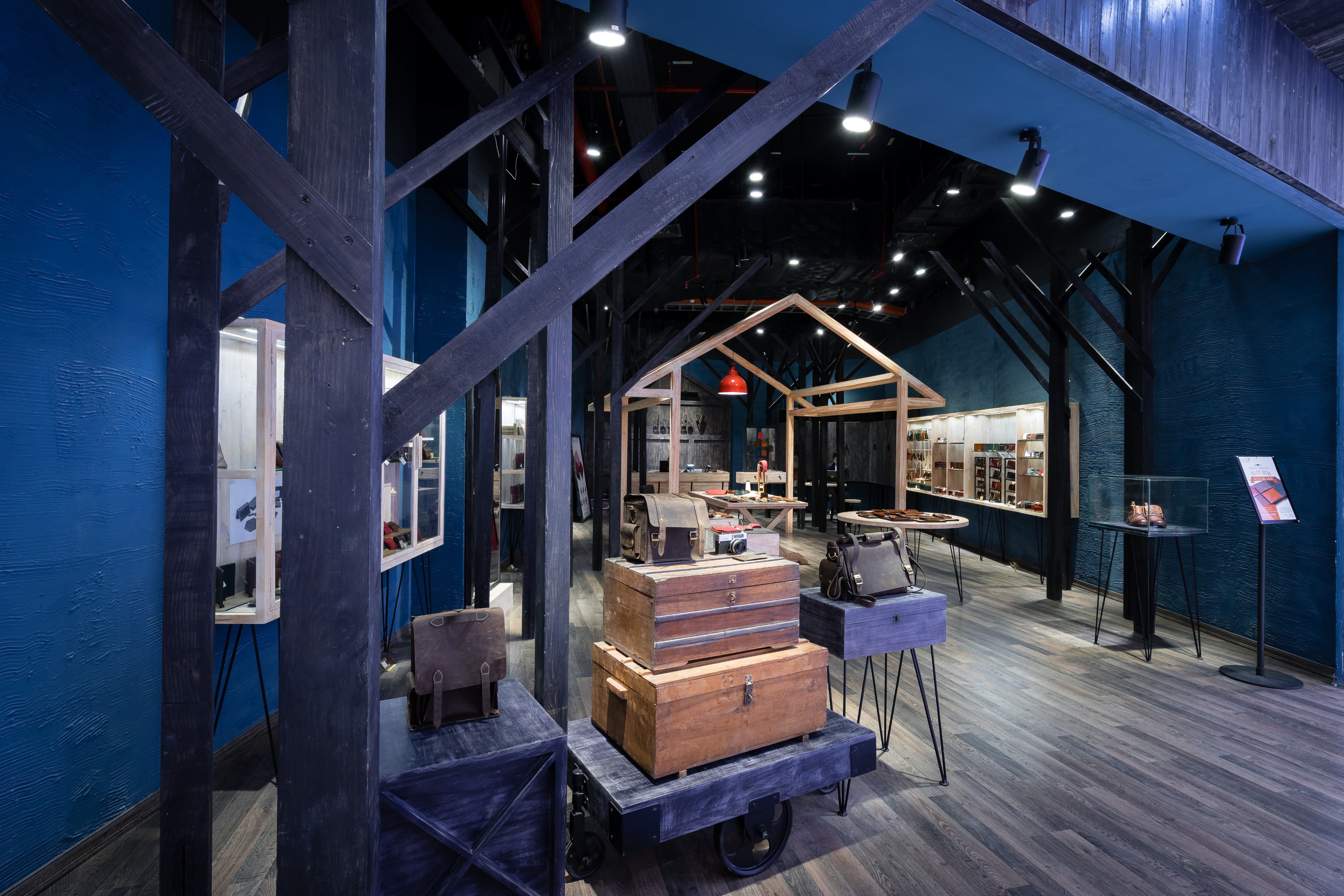 雾晨森林中的手工皮革店-3