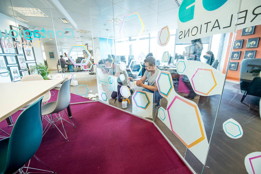 打造灵动办公环境,Good Relations 的玻璃会议室内装设计-5