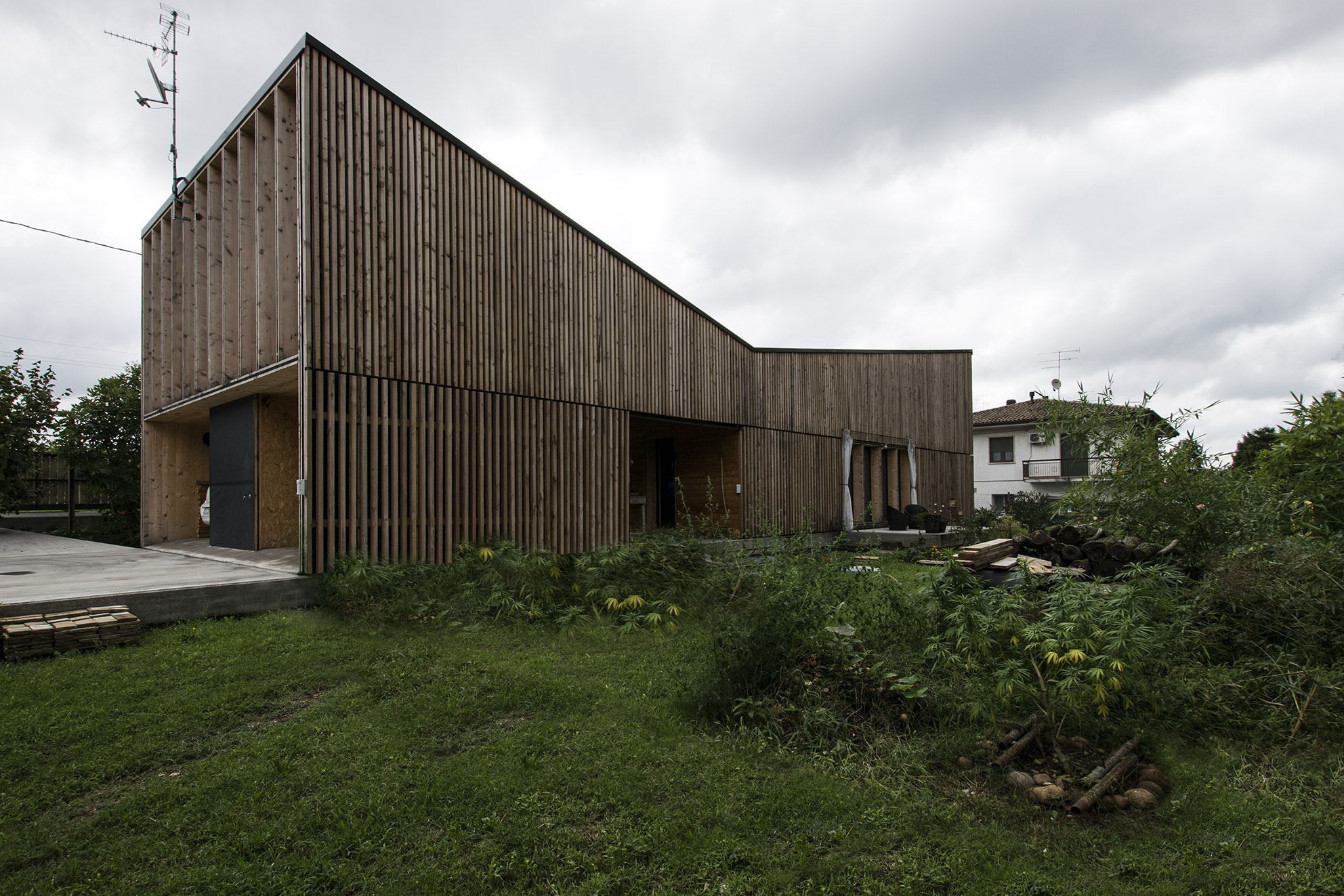 湖畔 V 型木质住宅-1