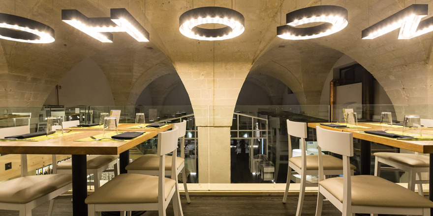 旧工厂变身高雅现代餐厅-15