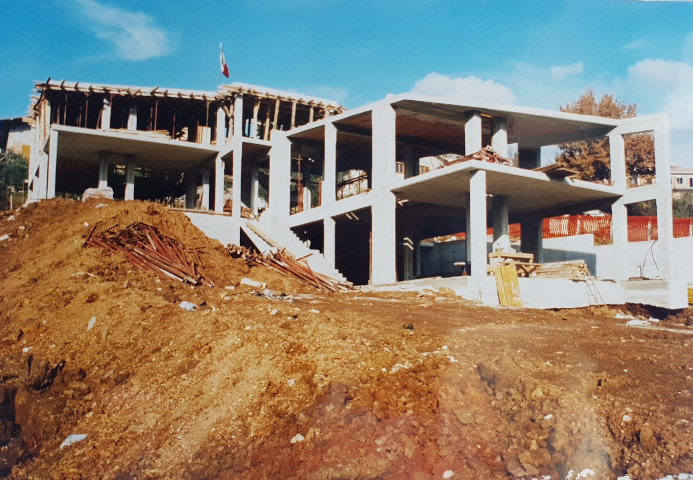 意大利橄榄树丛中的双层别墅设计-86