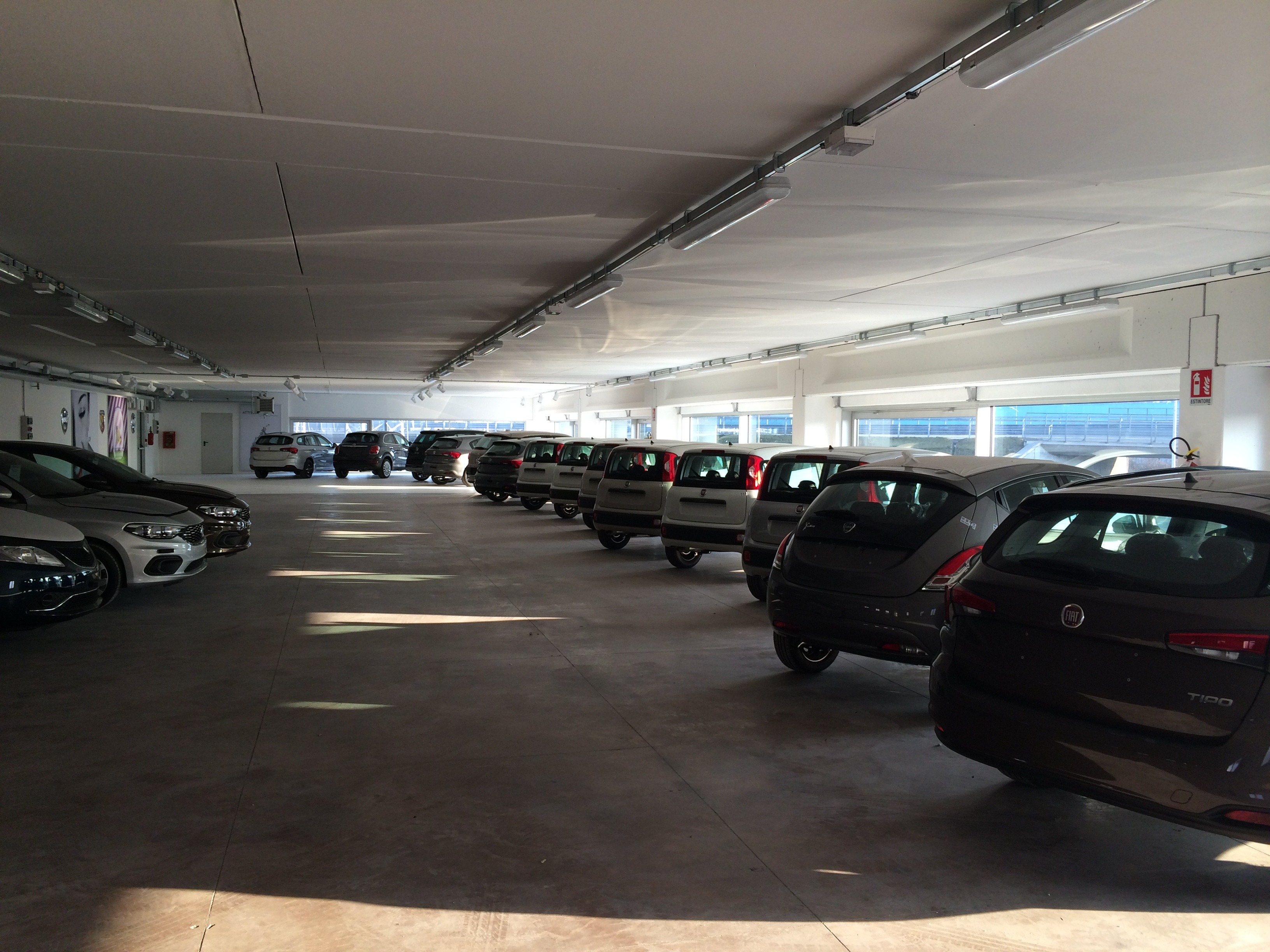 改造意大利厂房 打造现代汽车销售展示空间-21