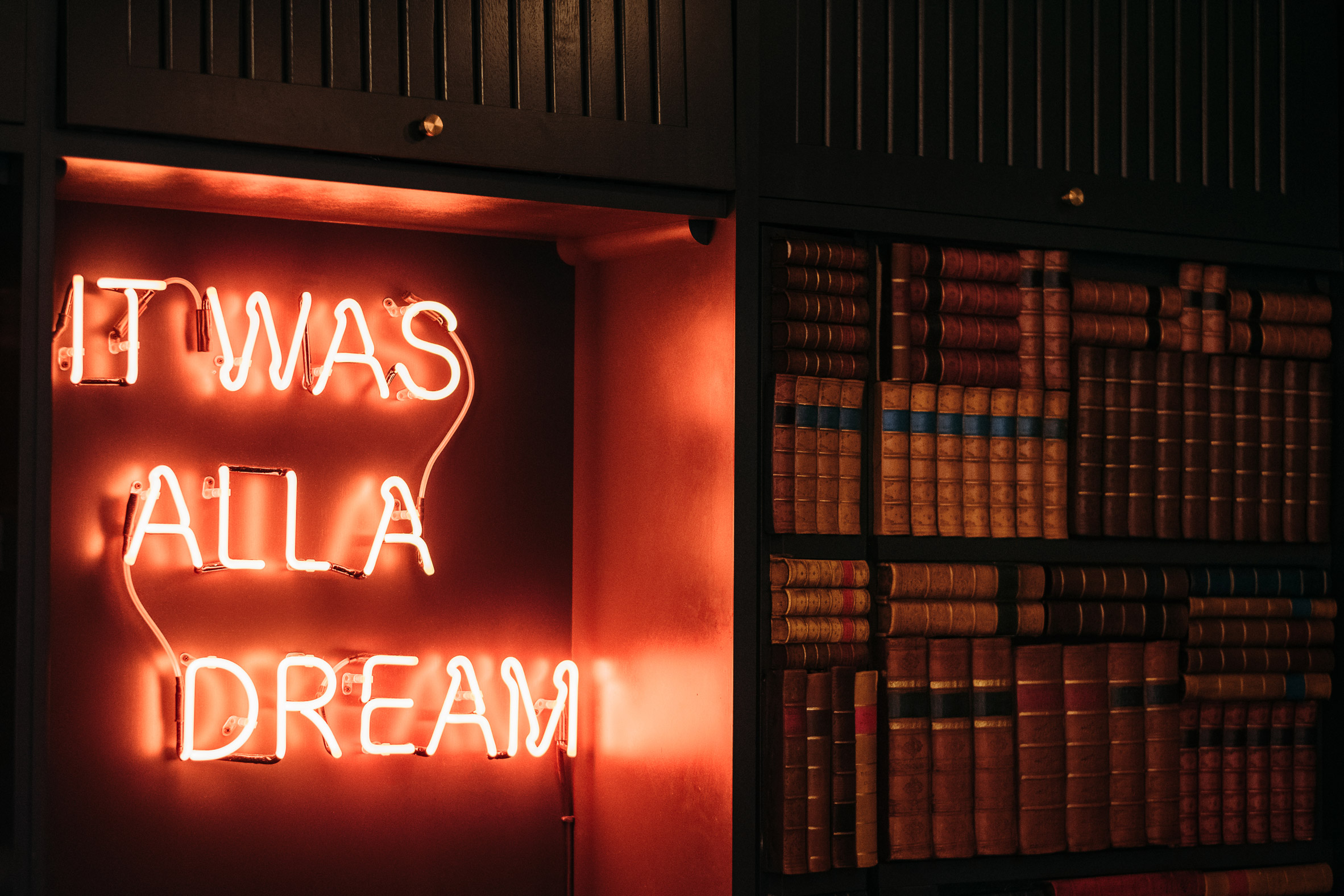 伦敦“脏骨头”餐厅，重现 70 年代布鲁克林艺术空间魅力-17