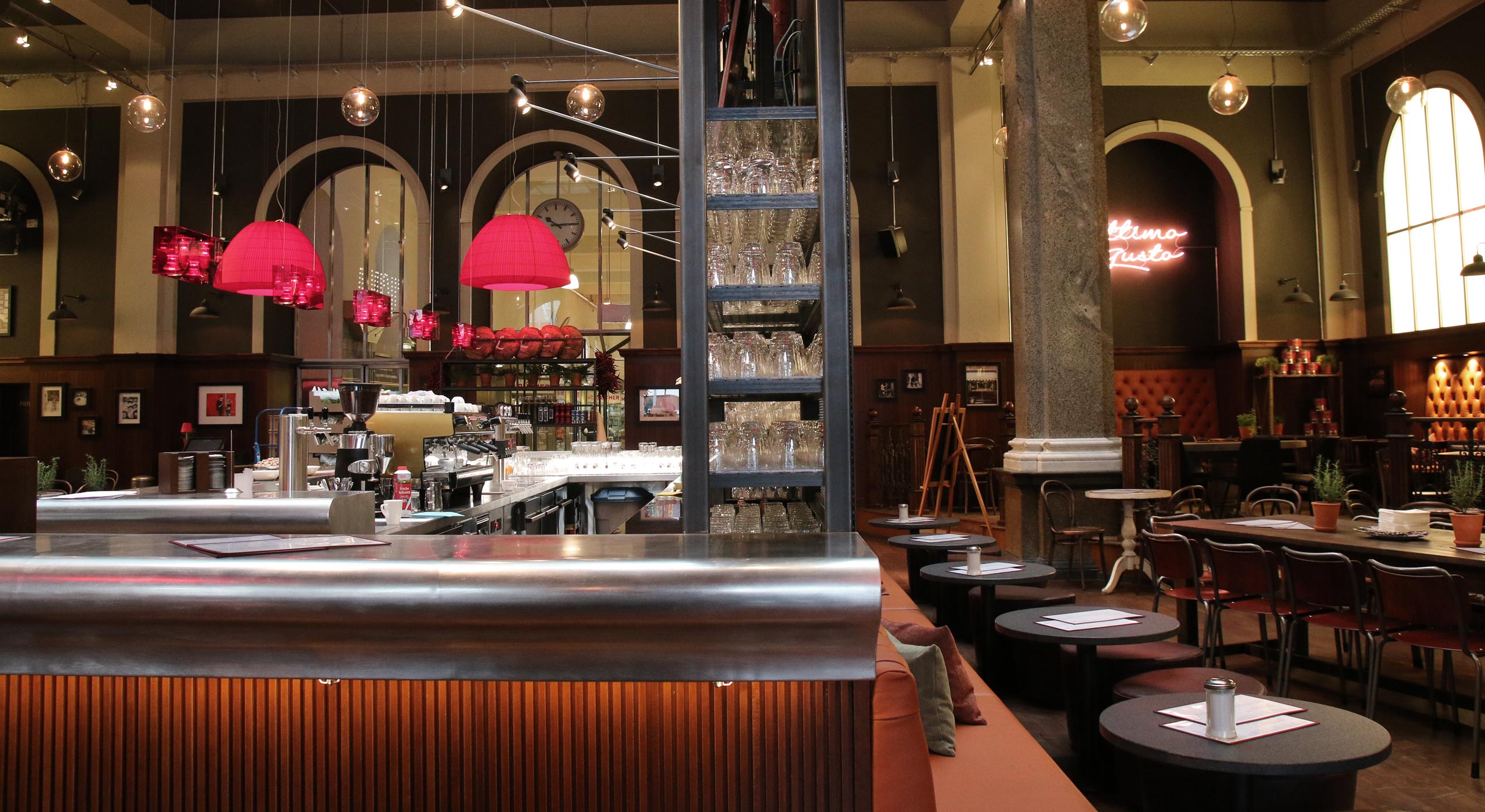 意大利美食餐厅的红色黄色彩虹设计-28