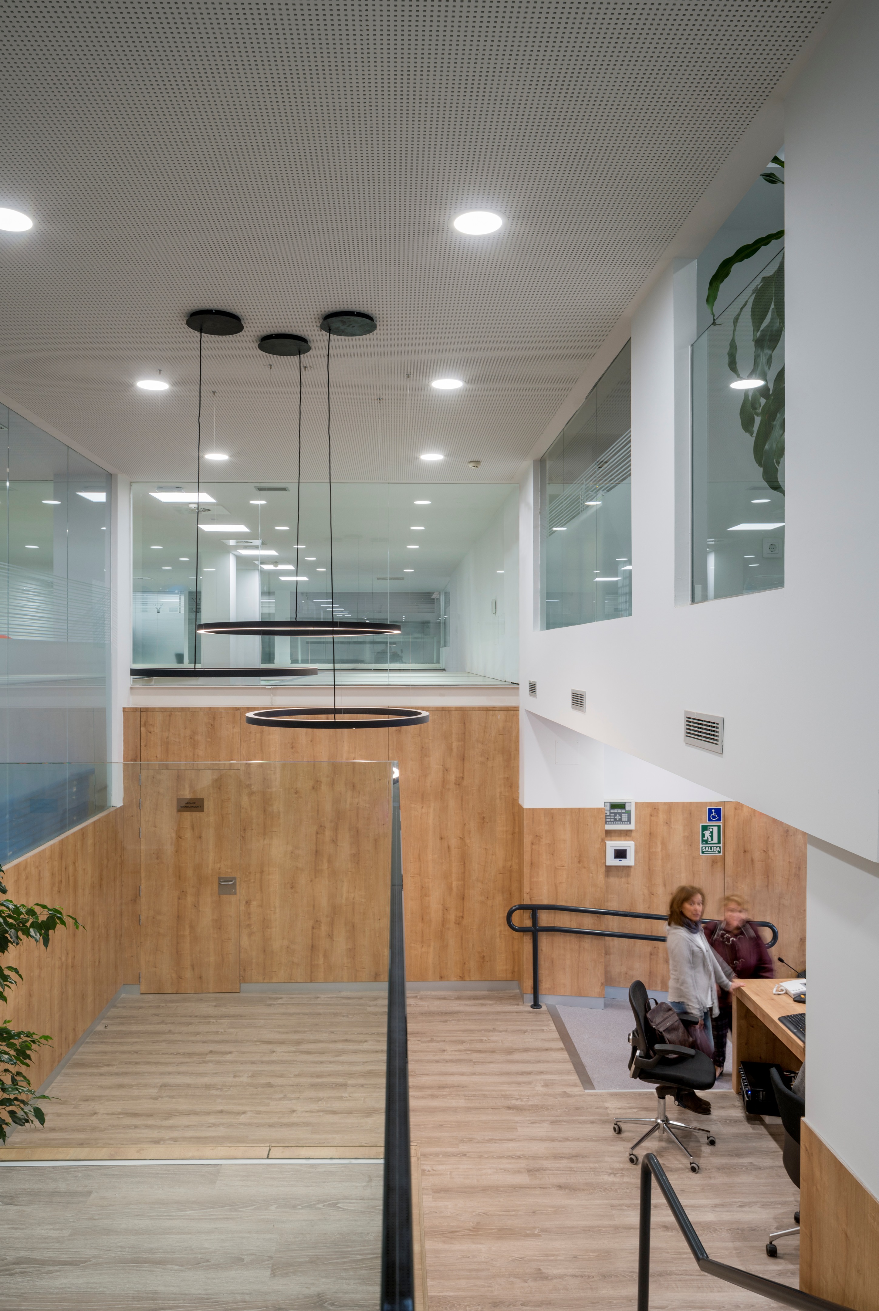 多功能康复中心 · 融入景观的城市医疗空间-2