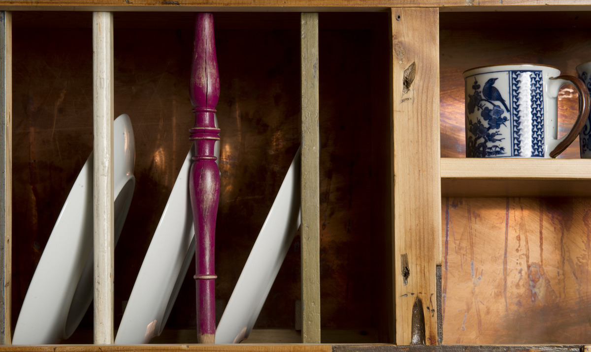 颠覆传统的乡村风格木制餐具柜-23