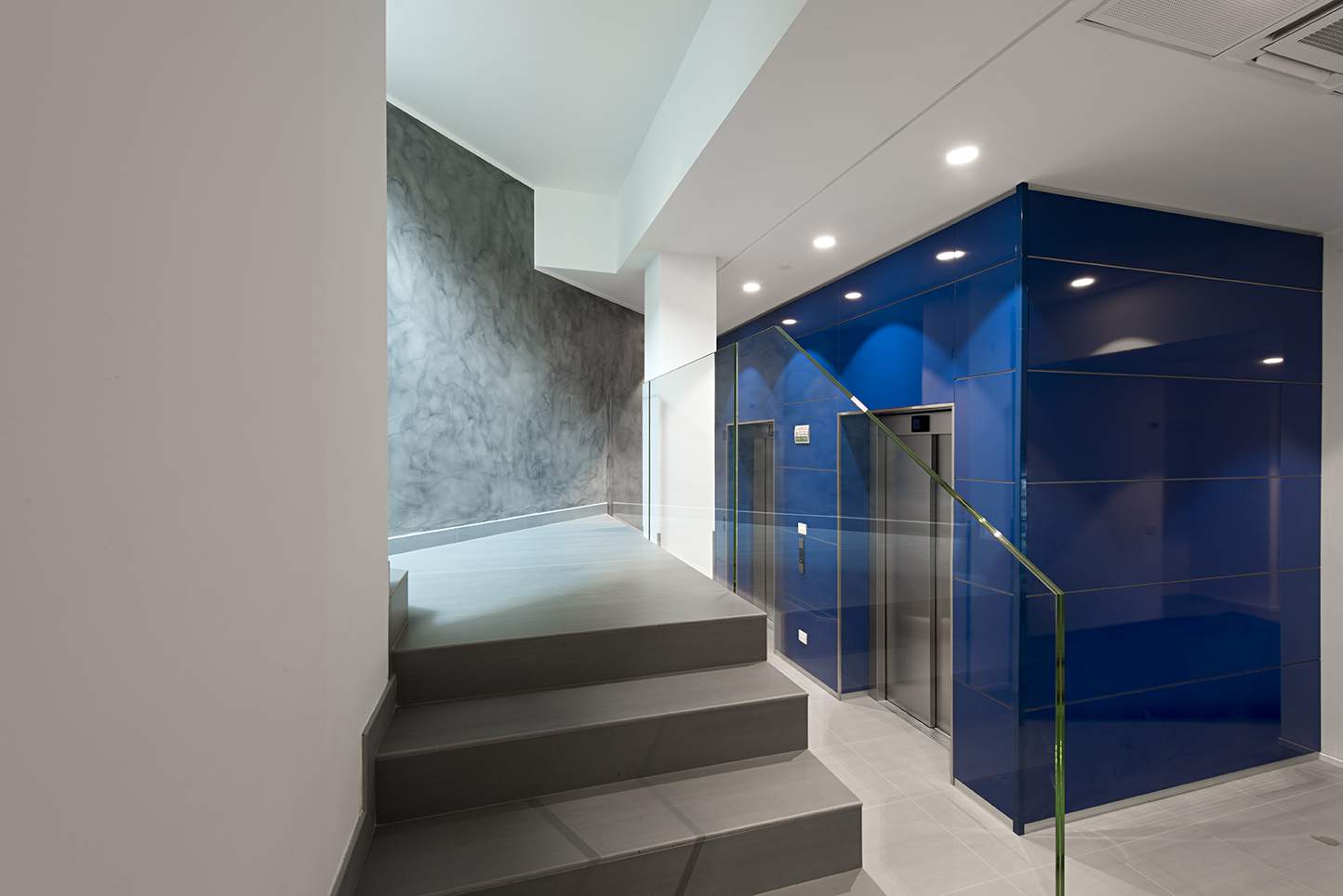 重塑办公空间典范 · 米兰某办公楼翻新-12