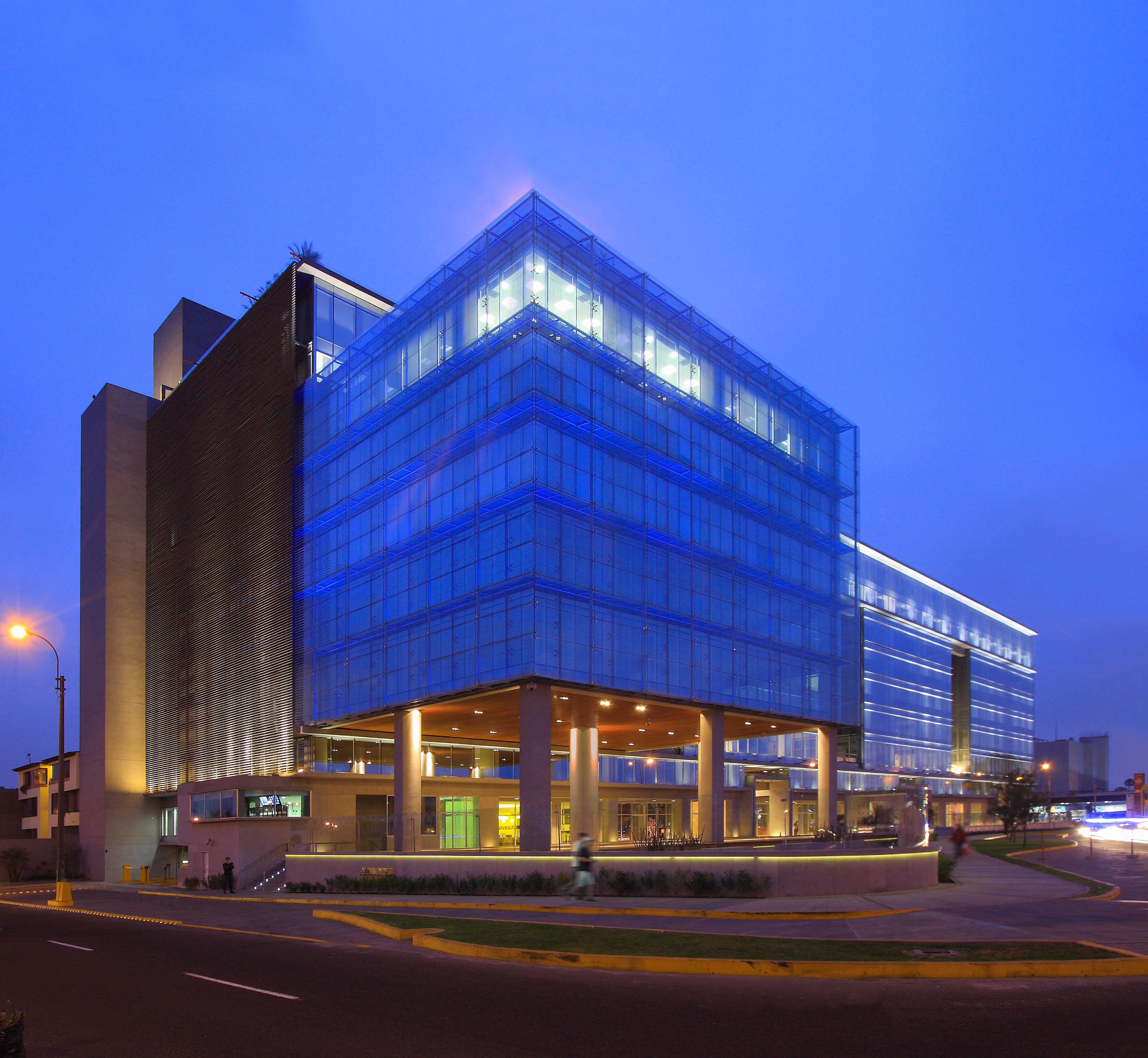 Centro Empresarial Cronos——现代办公建筑的绿色与功能融合-1