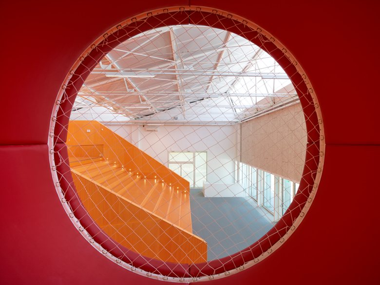 "Multi"椅点亮 Golinelli 文化中心-5