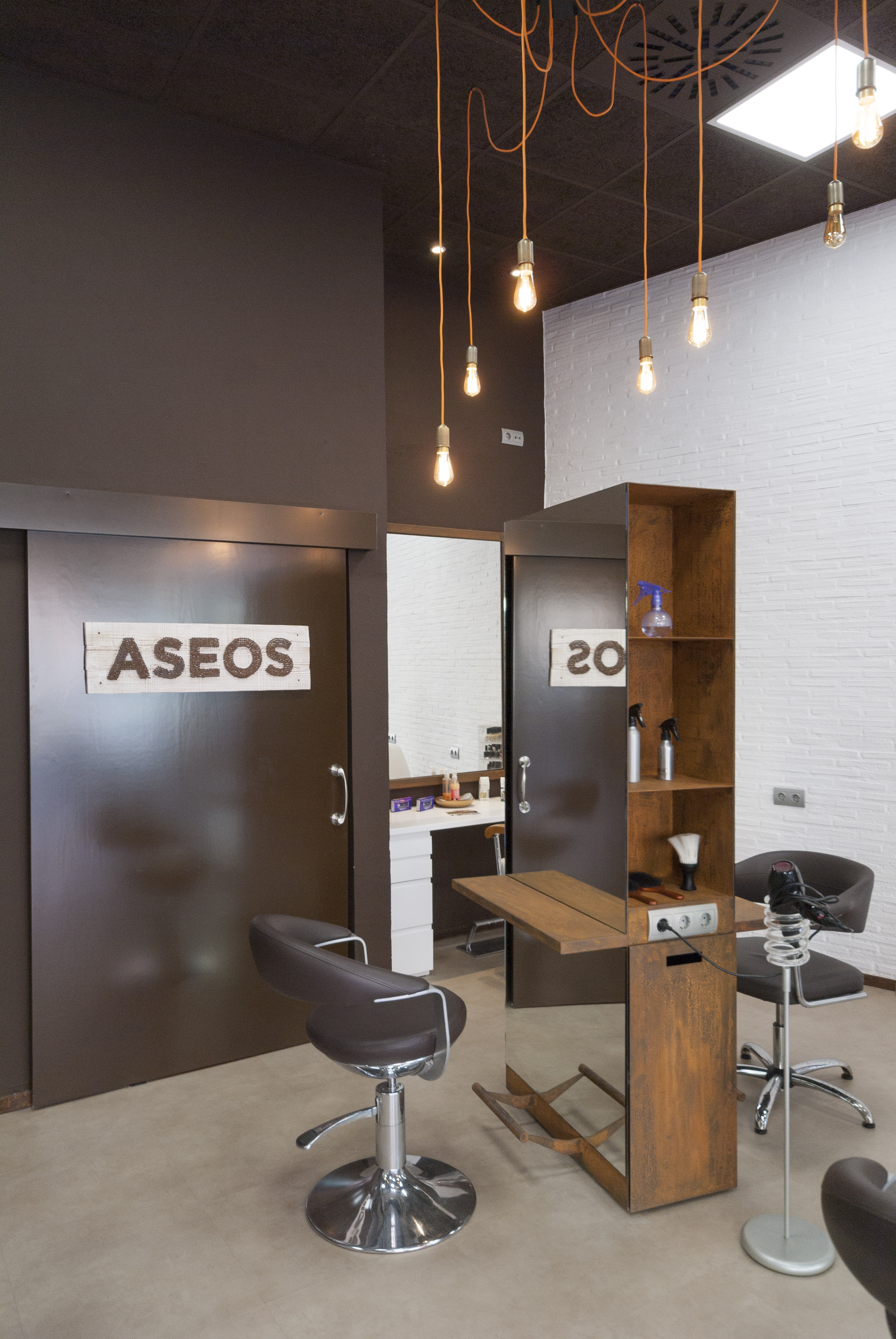 钢制装饰的 Sandra Soler 发廊设计-17