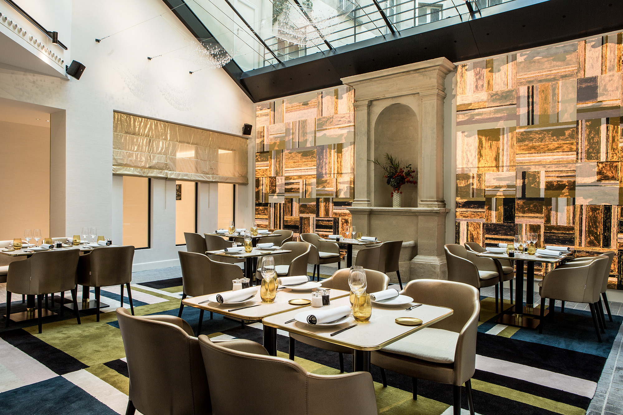 巴黎馥颂酒店 | 粉色与黑色演绎的法式浪漫-1