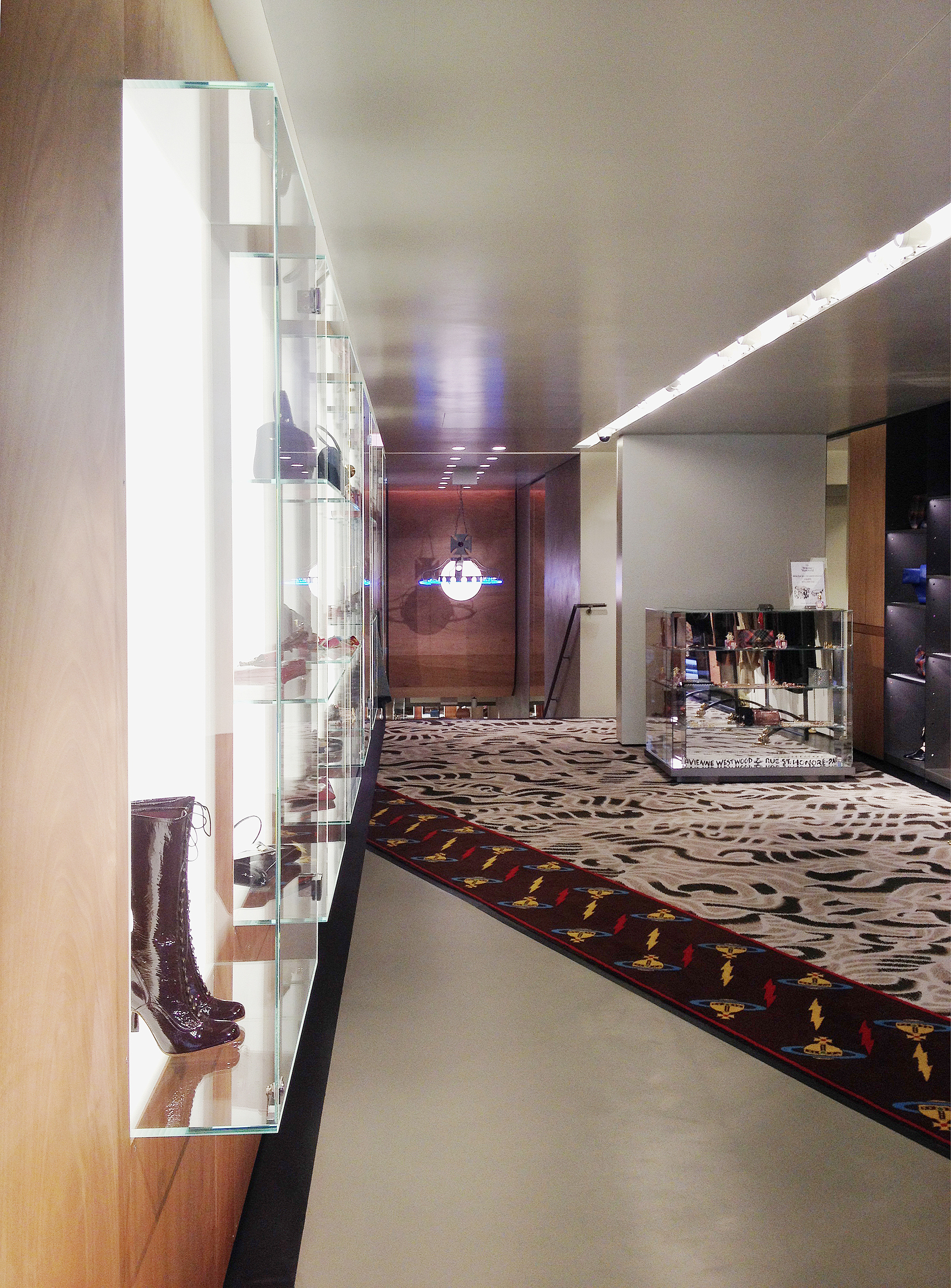 巴黎 Vivienne Westwood 旗舰店 | 工业风与自然材料的和谐融合-5