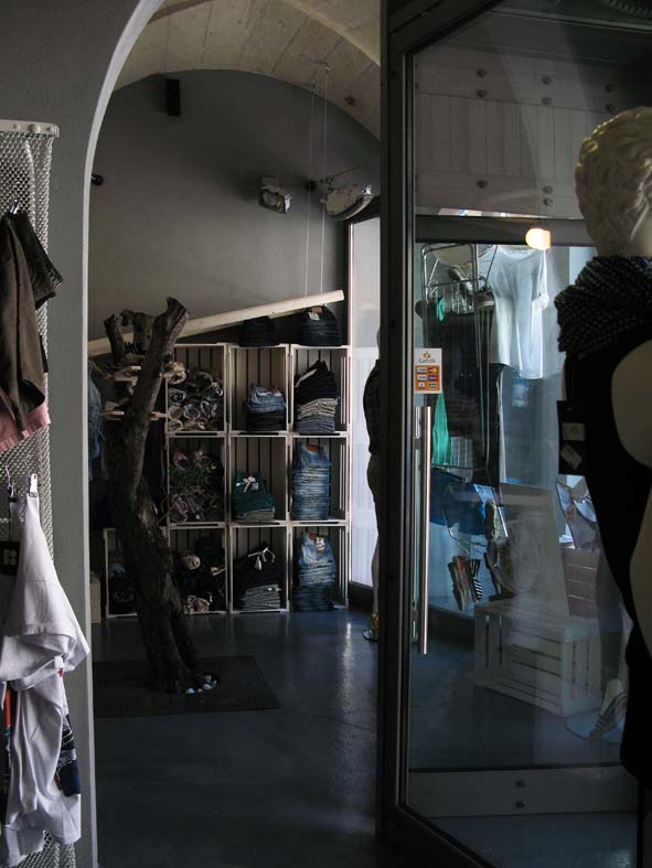 废旧车间变时尚商店的创意重生-5