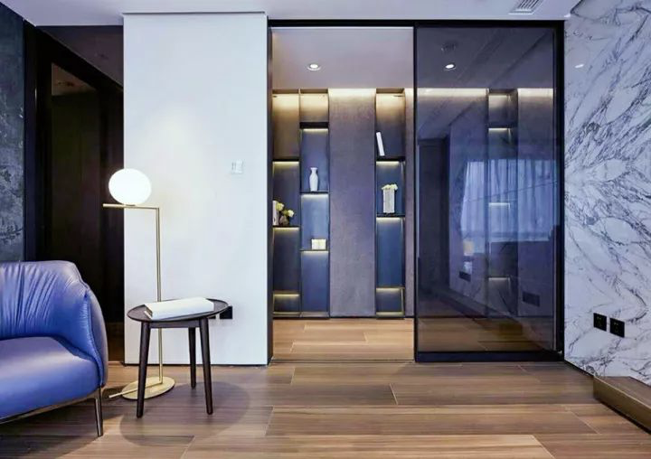 黑色调玻璃隔断打造现代复式公寓-5