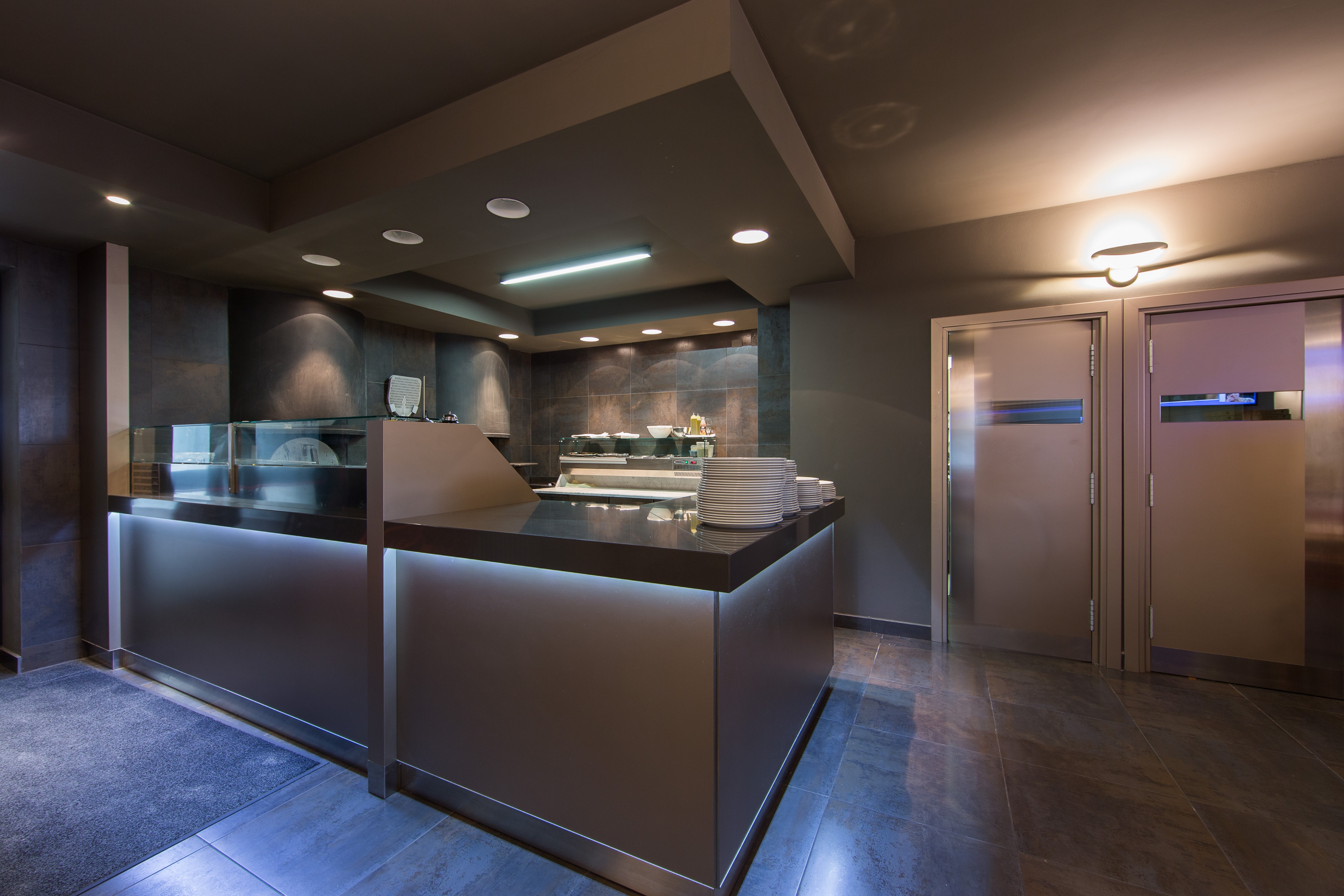 剧院式餐厅 Teatro 26 | 定制家具与光影艺术的完美融合-29