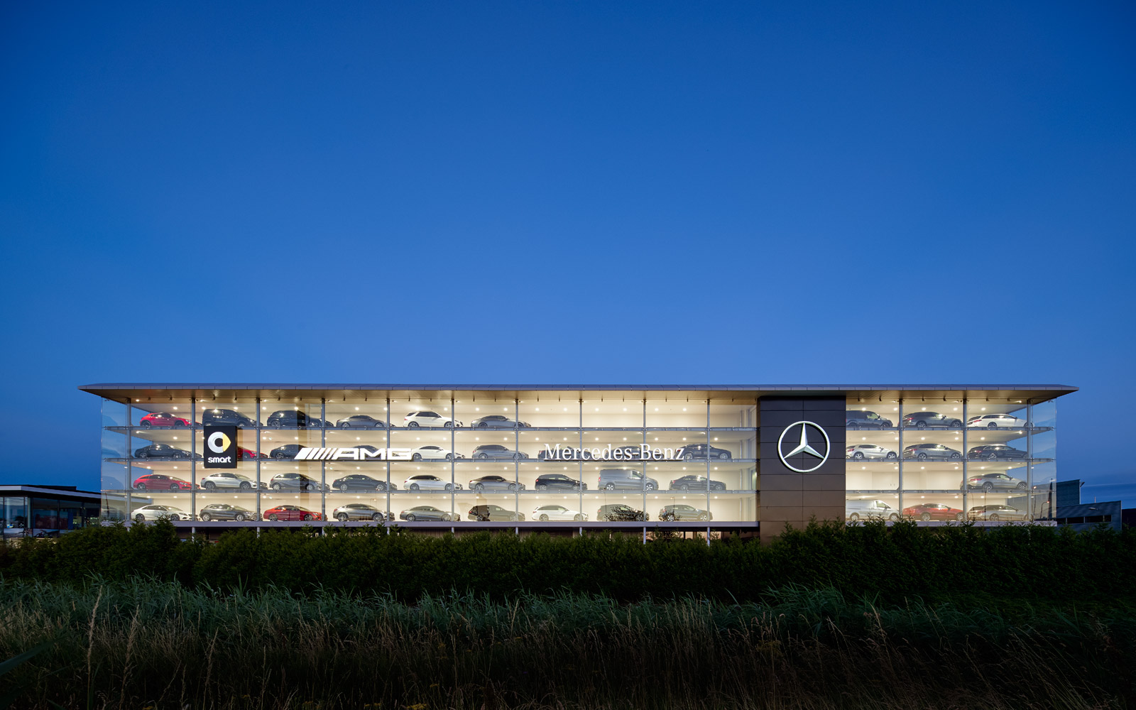 荷兰奔驰旗舰店,现代与奢华的完美融合-16