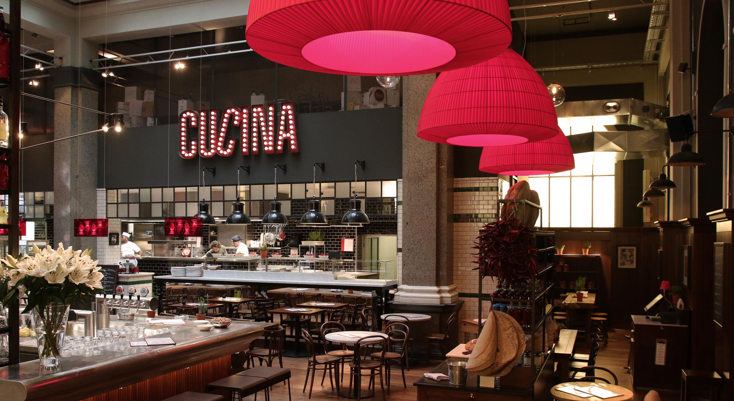 意大利美食餐厅的红色黄色彩虹设计-30