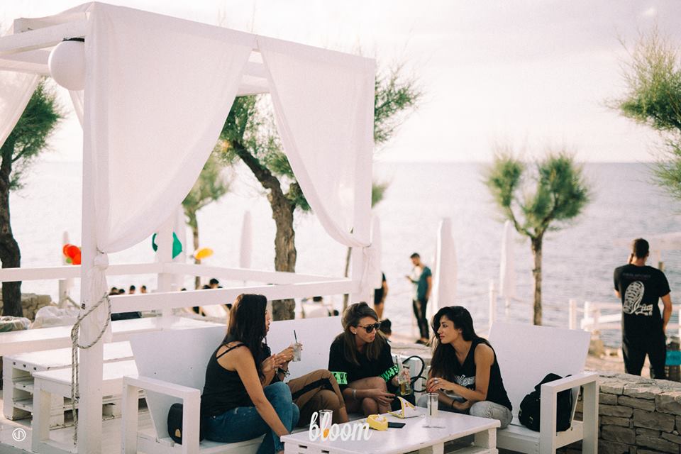 2013 年完成的 Bloom 海滩酒吧 | 木质结构与海洋风情的完美融合-8