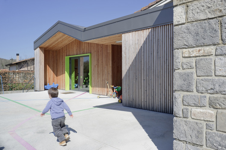 西班牙 Zubieta 幼儿园扩建项目,绿色与木质的儿童学习空间-21