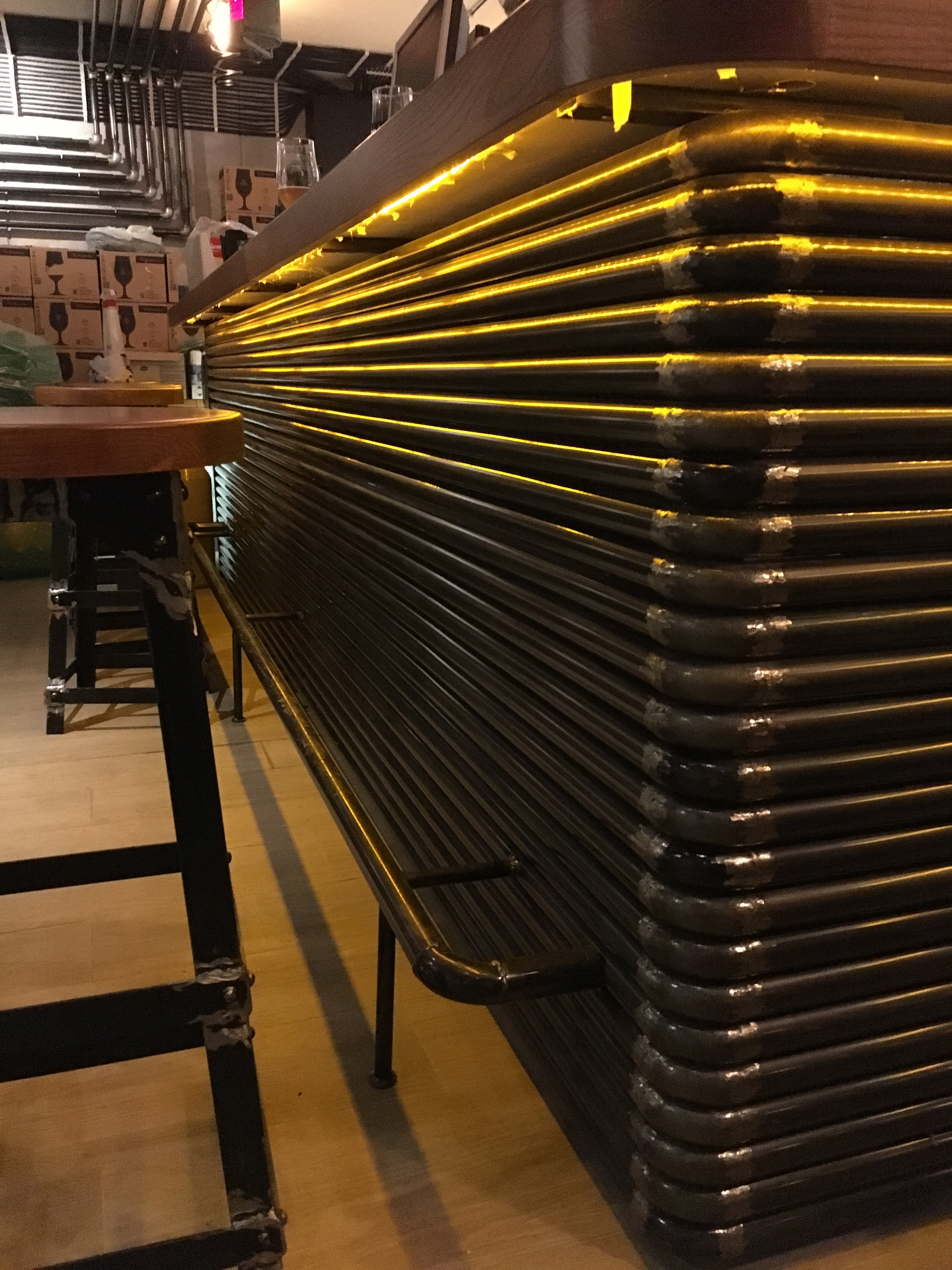 独特工业风,1200 米管道打造的极致酒吧空间-22