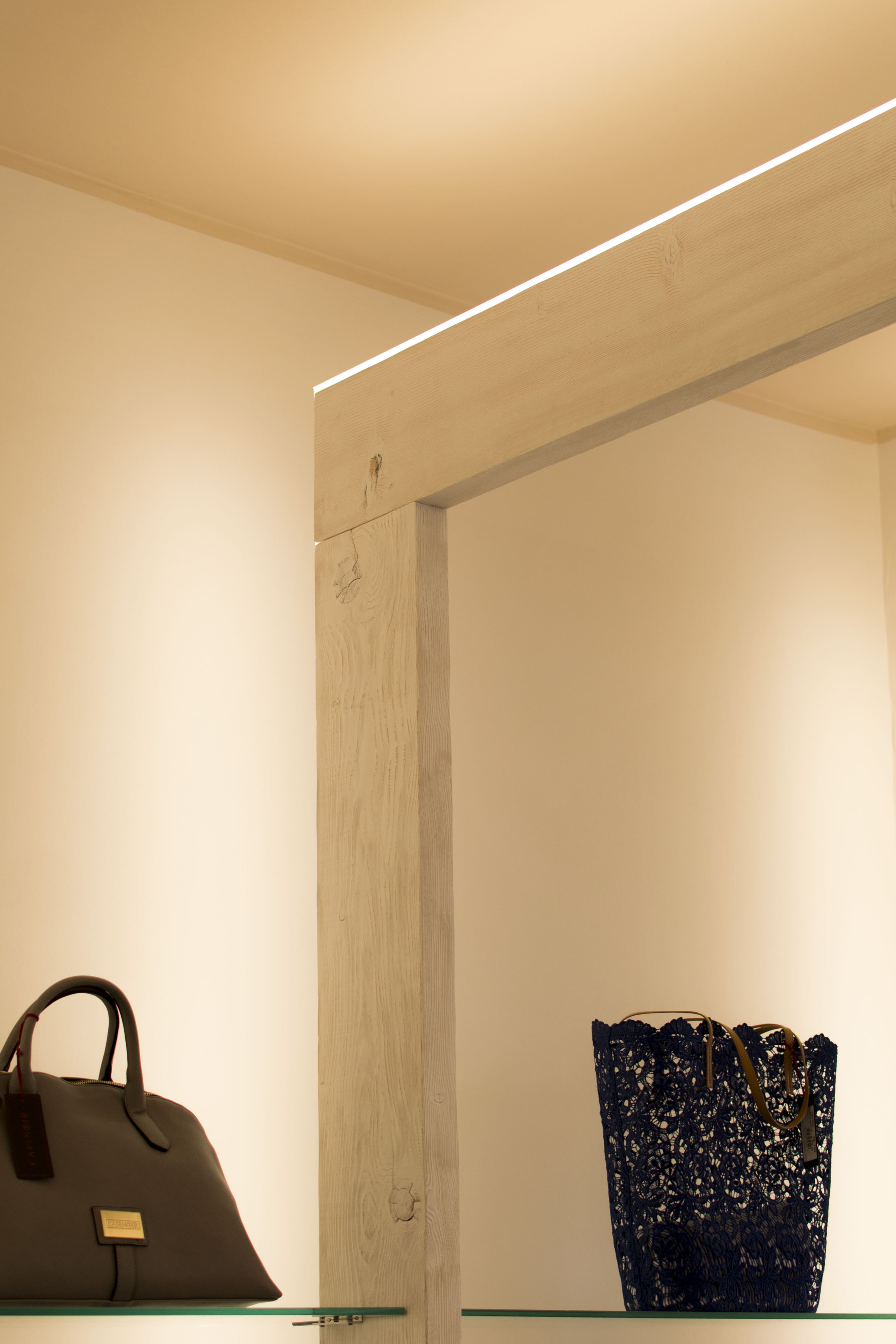 海滩边的"皮革"变身，打造全年展示优雅的鞋子店-26