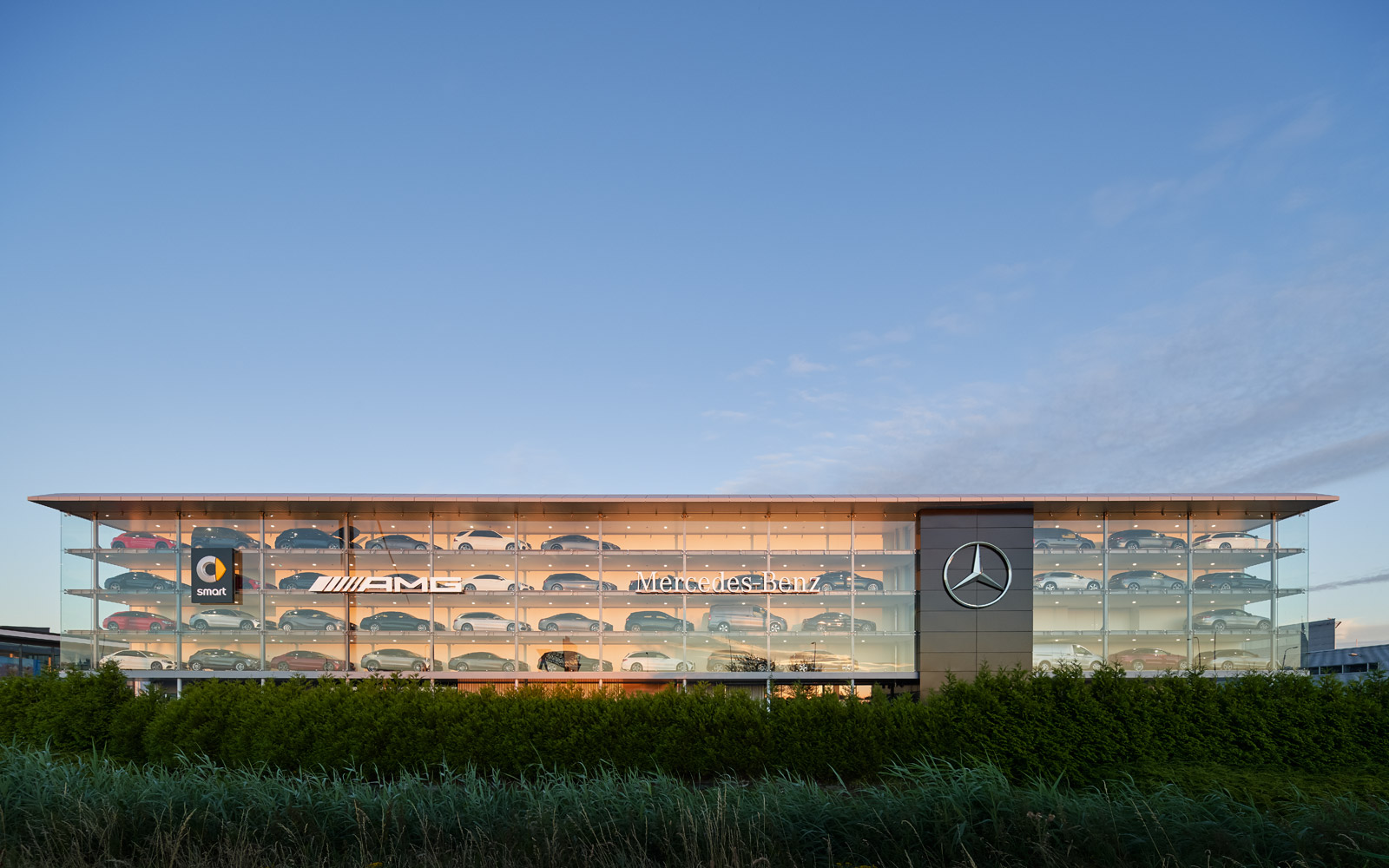 荷兰奔驰旗舰店，现代与奢华的完美融合-6