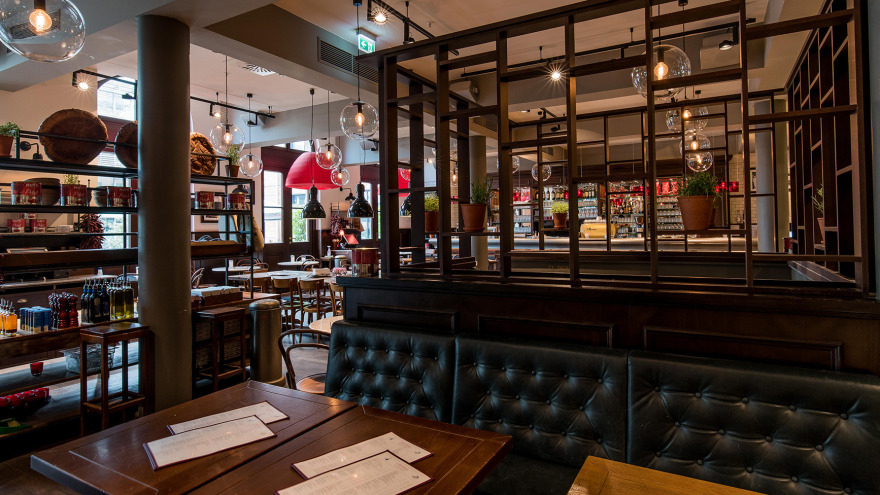 意大利美食餐厅的红色黄色彩虹设计-13