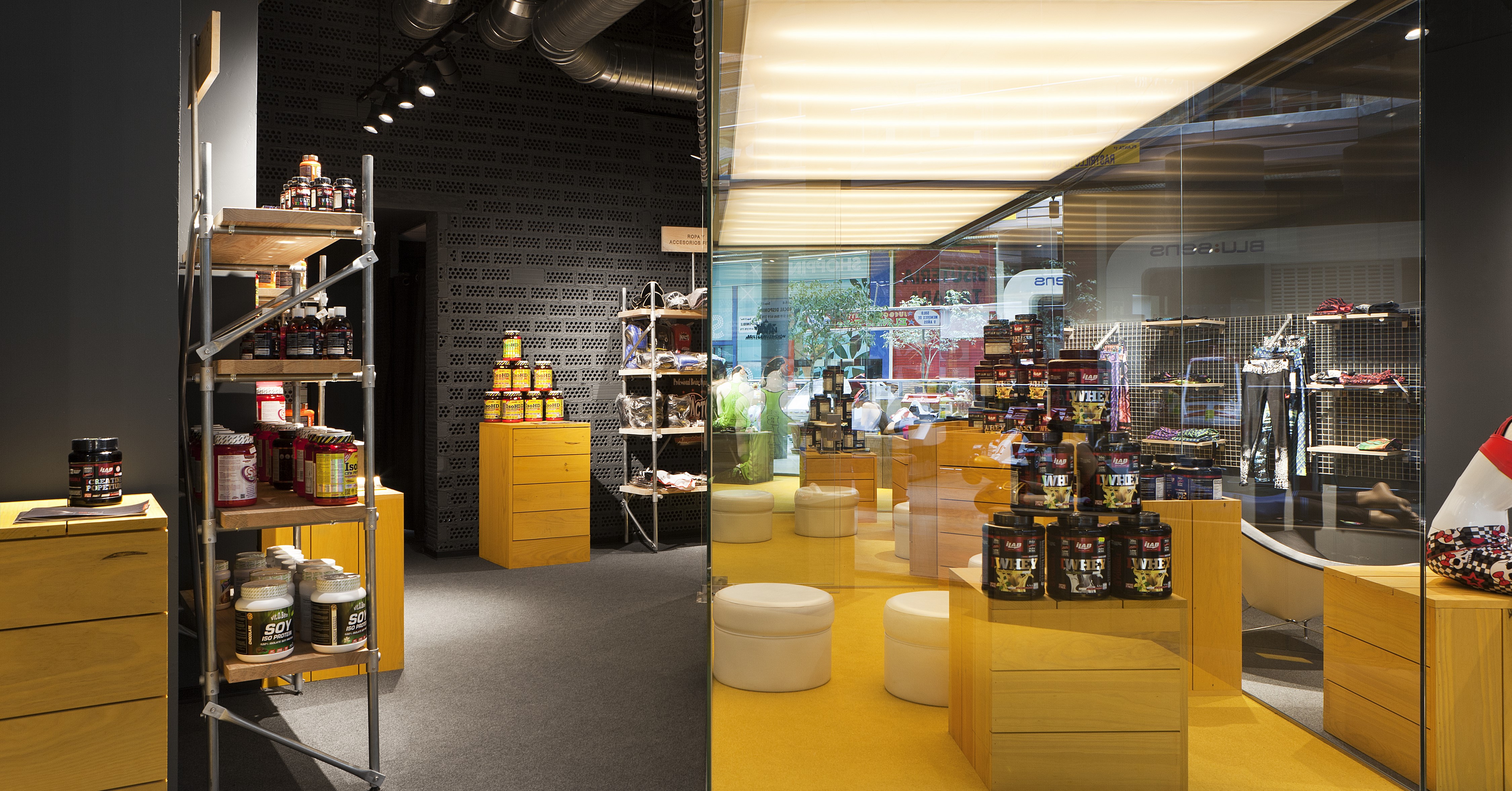 工业风 MISTERNUTRICIÓN 旗舰店，简约设计诠释 Santiago de Compostela-11