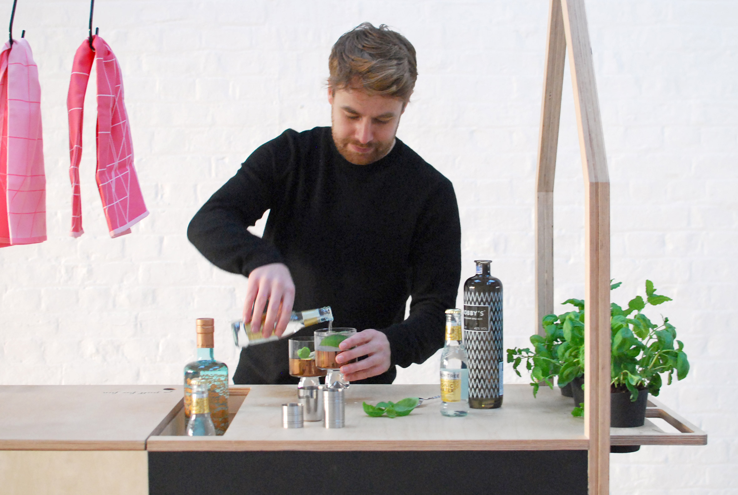 伦敦建筑公司创意打造移动杜松子酒推车办公家具-17